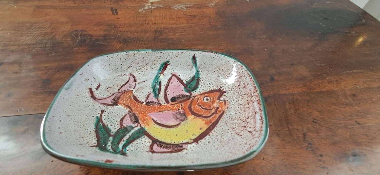 Plat Vallauris, années 60-70. Décor de poisson