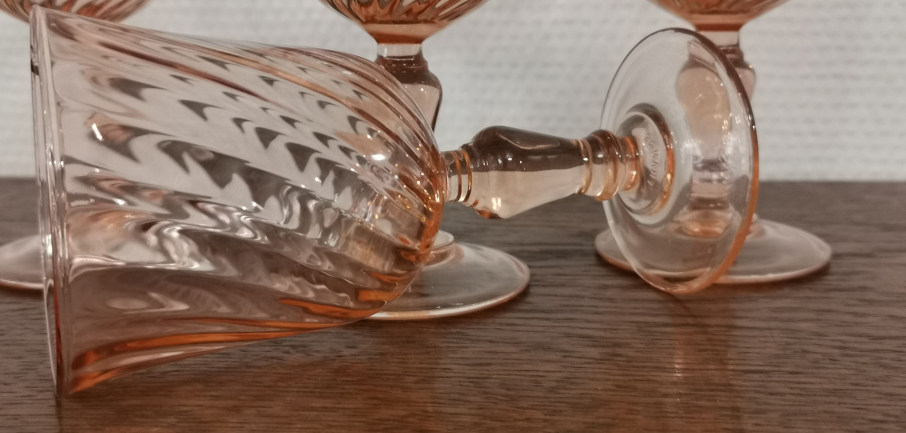 Set of 6 pink twisted wine glasses "Rosaline" Luminarc France