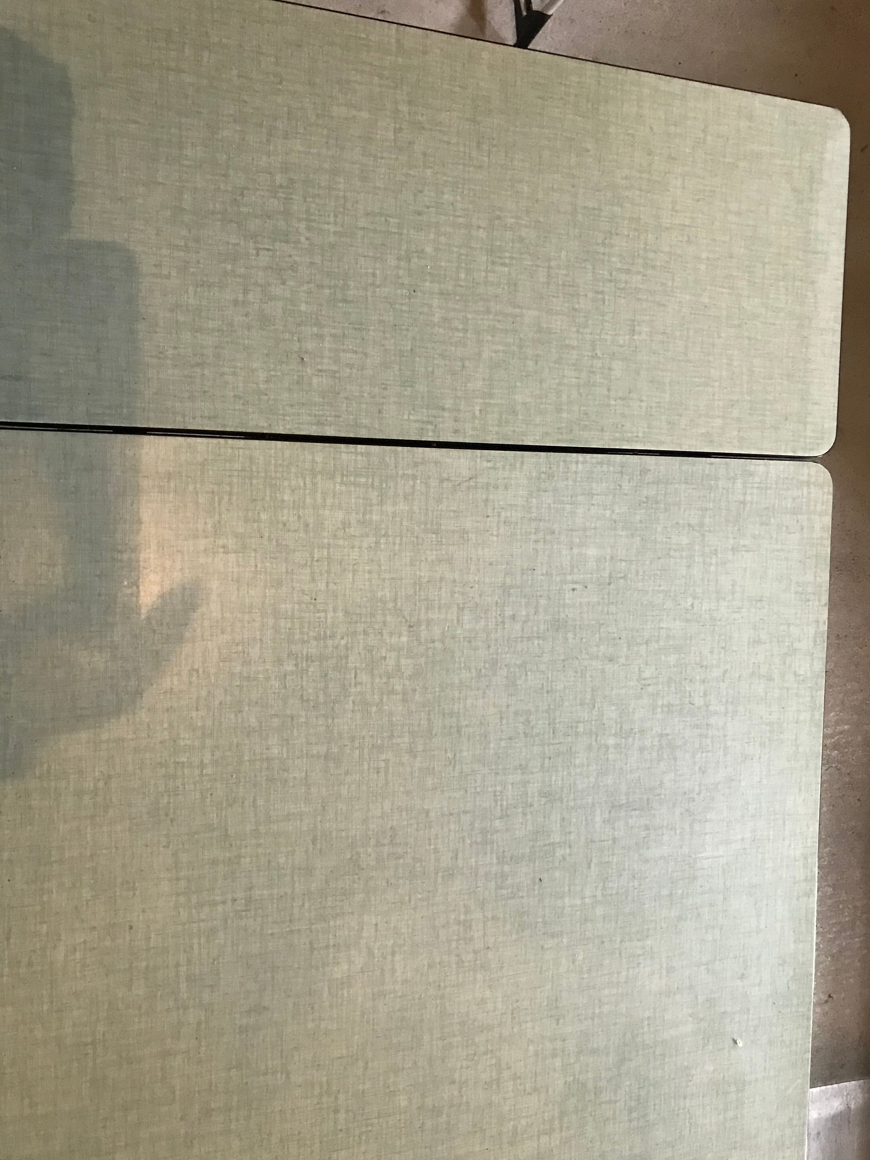 Table in green formica expandable