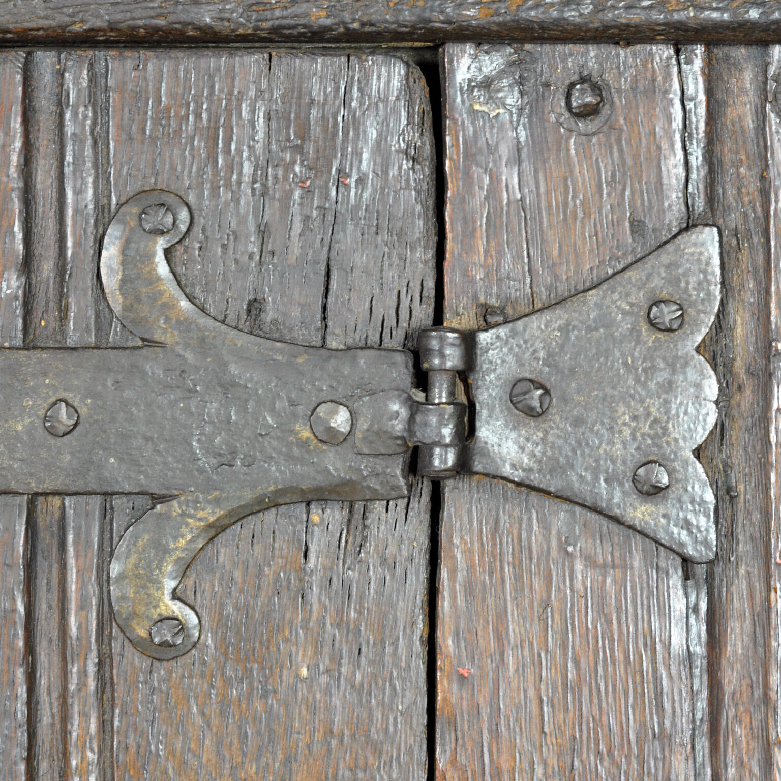 Basque oak storage cabinet, 17th century