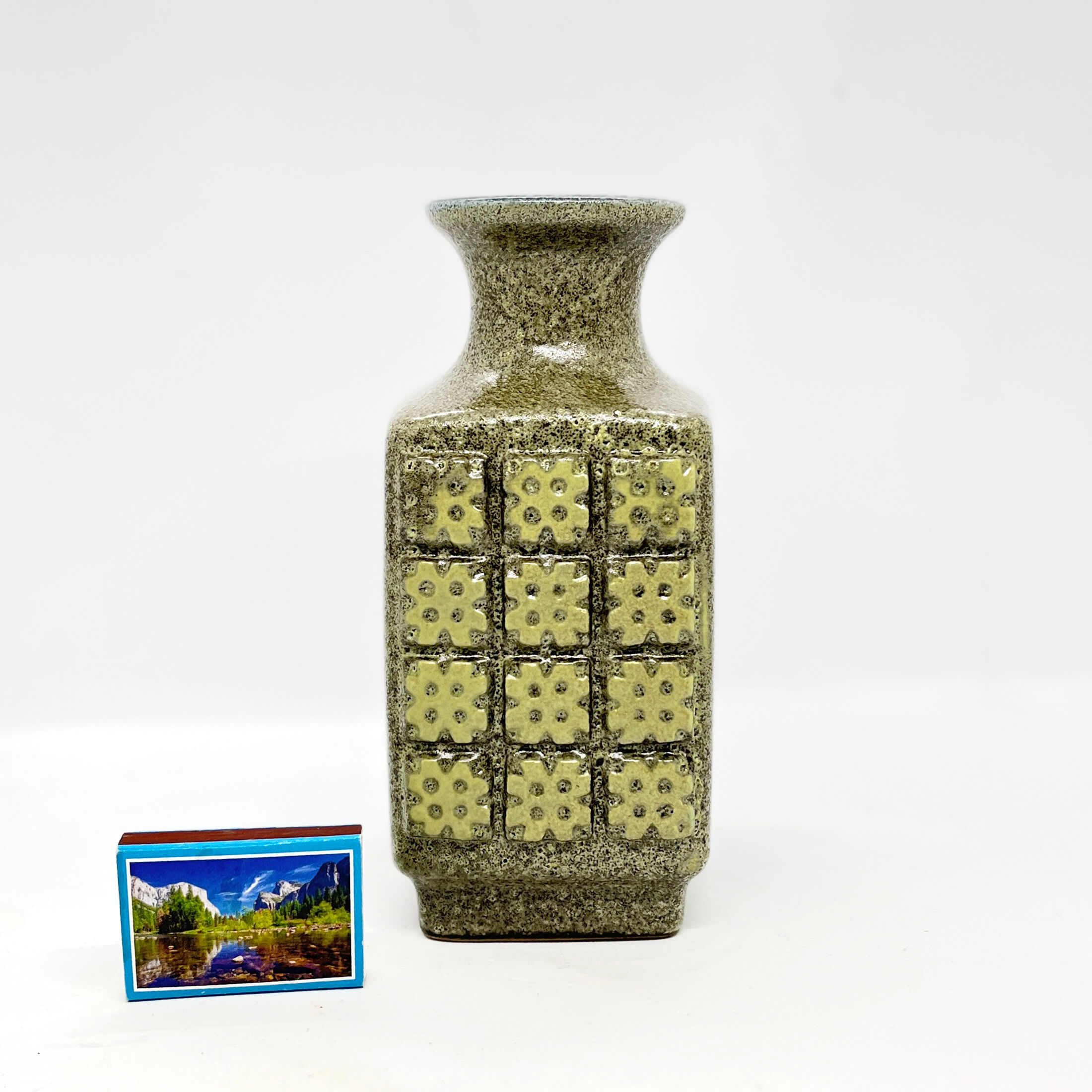 Olive green ceramic vase 3080 A Op Art, VEB Haldensleben Germany 1970s