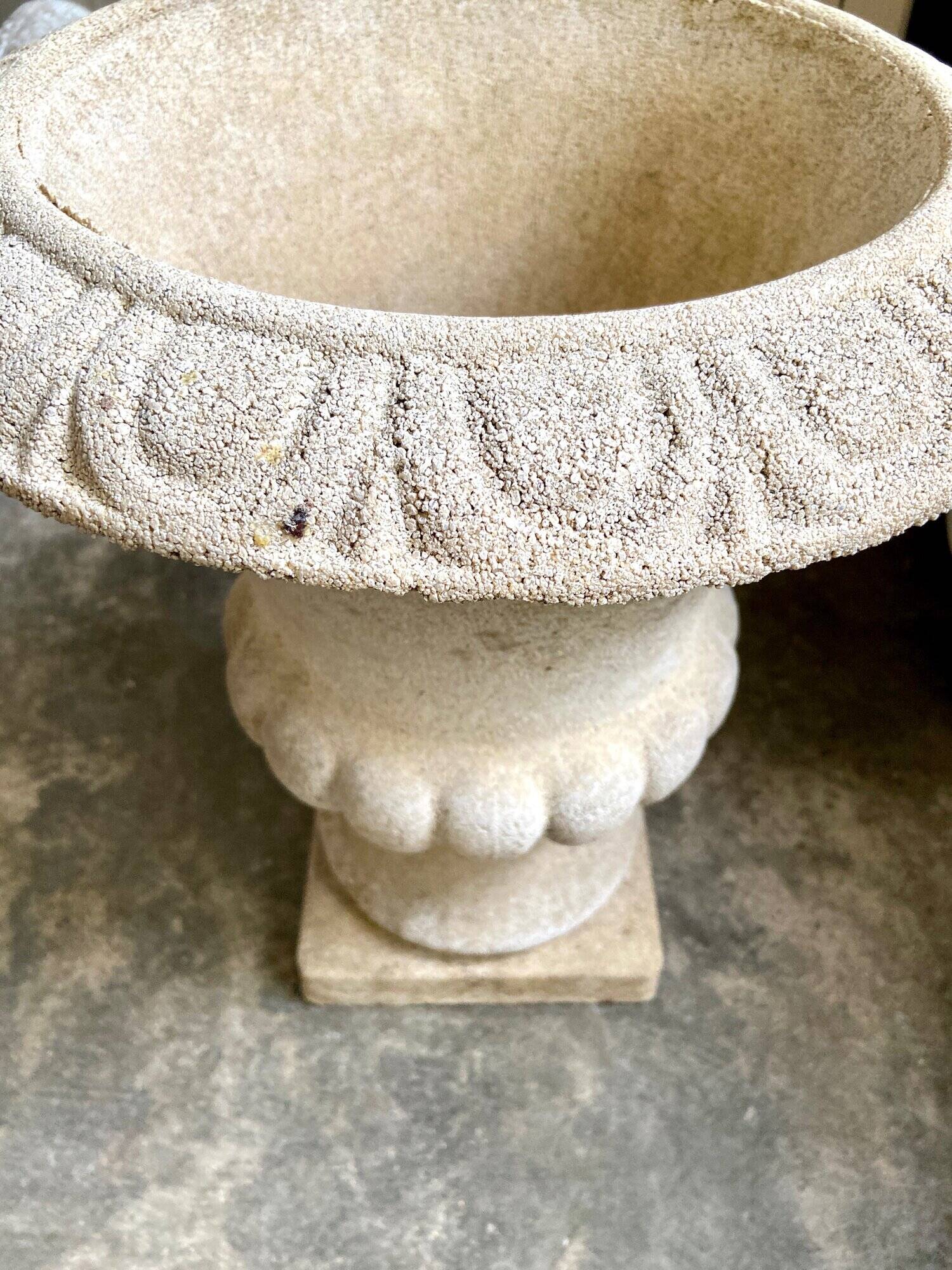 Medici pot in beige reconstituted stone