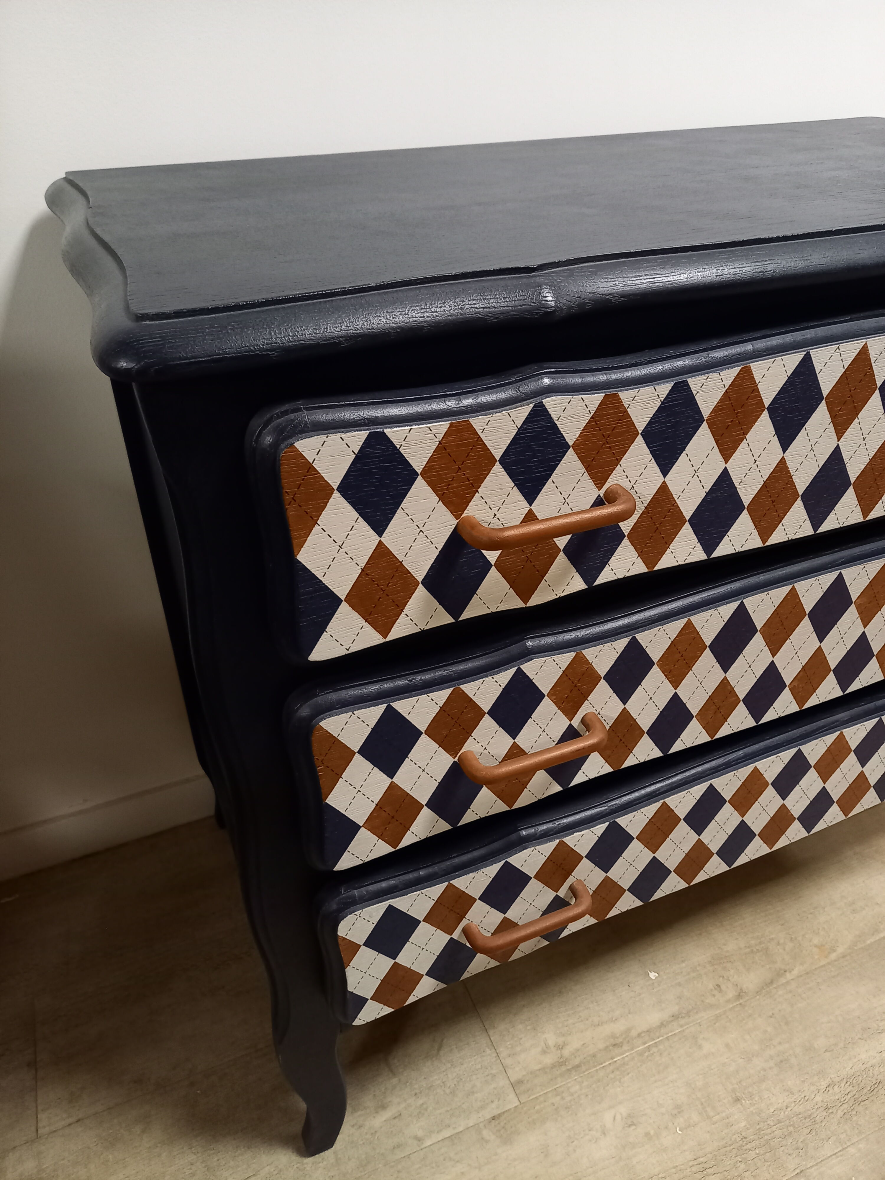 Commode à motifs