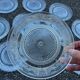 Lot de 10 assiettes vintage en verre moulé