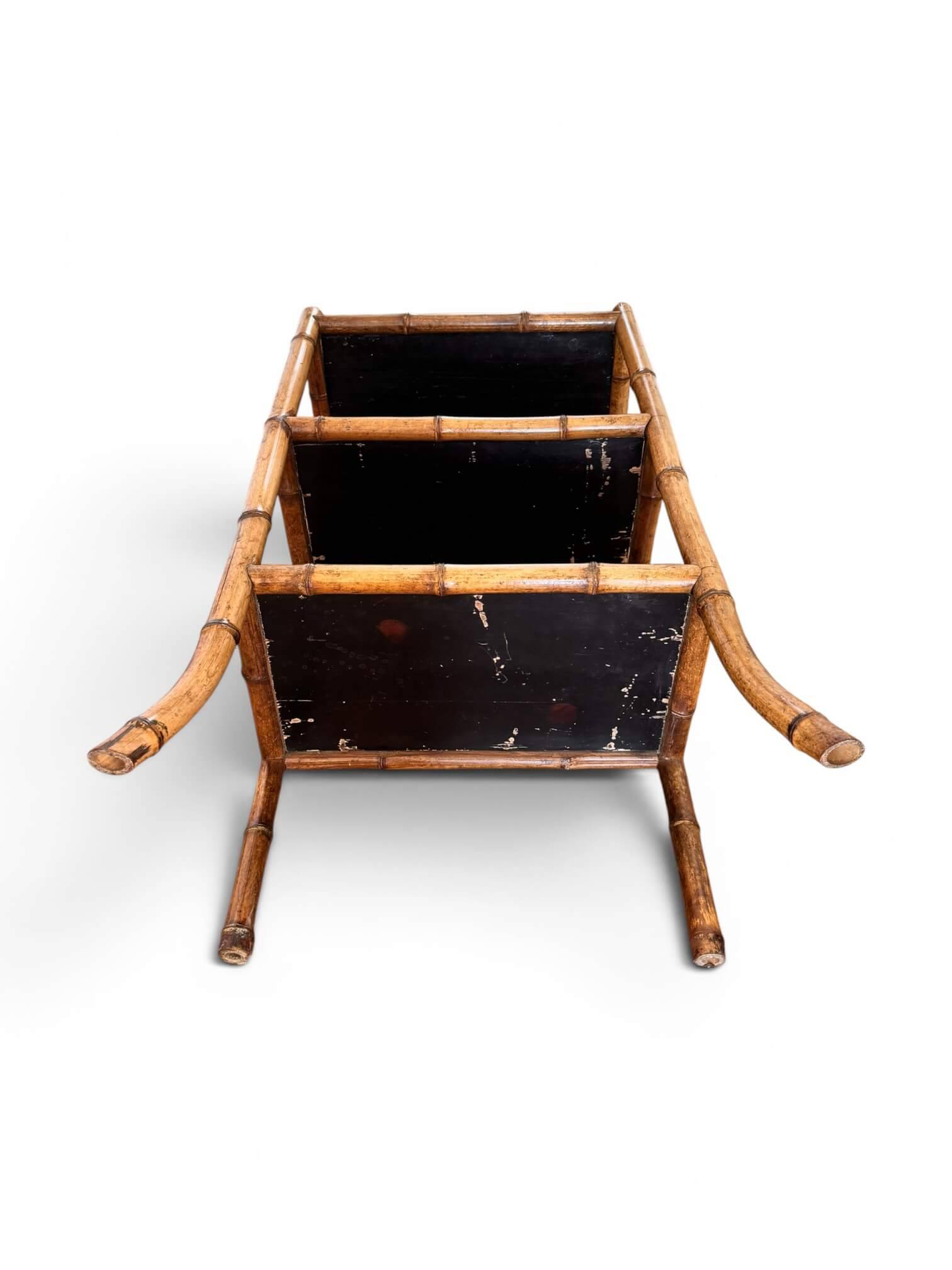 Étagère sur pied en laque du Japon et bambou, époque 1900