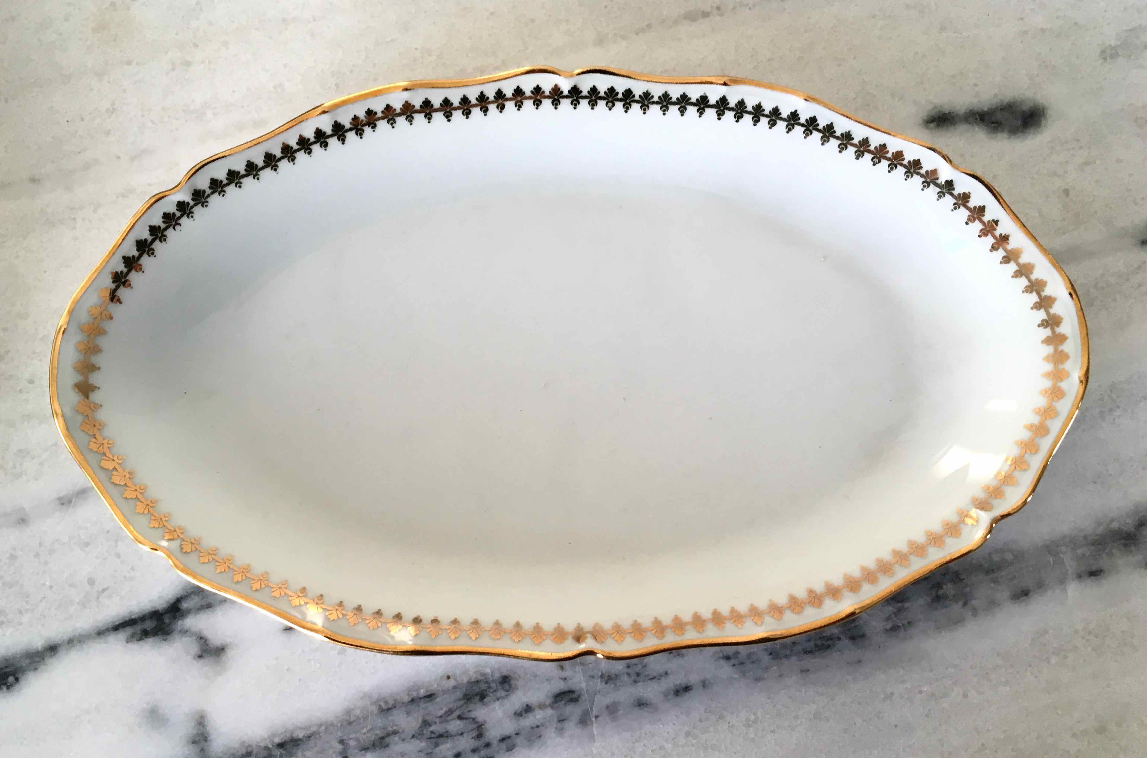 Set 12 plates and 3 dishes porcelain of Sologne