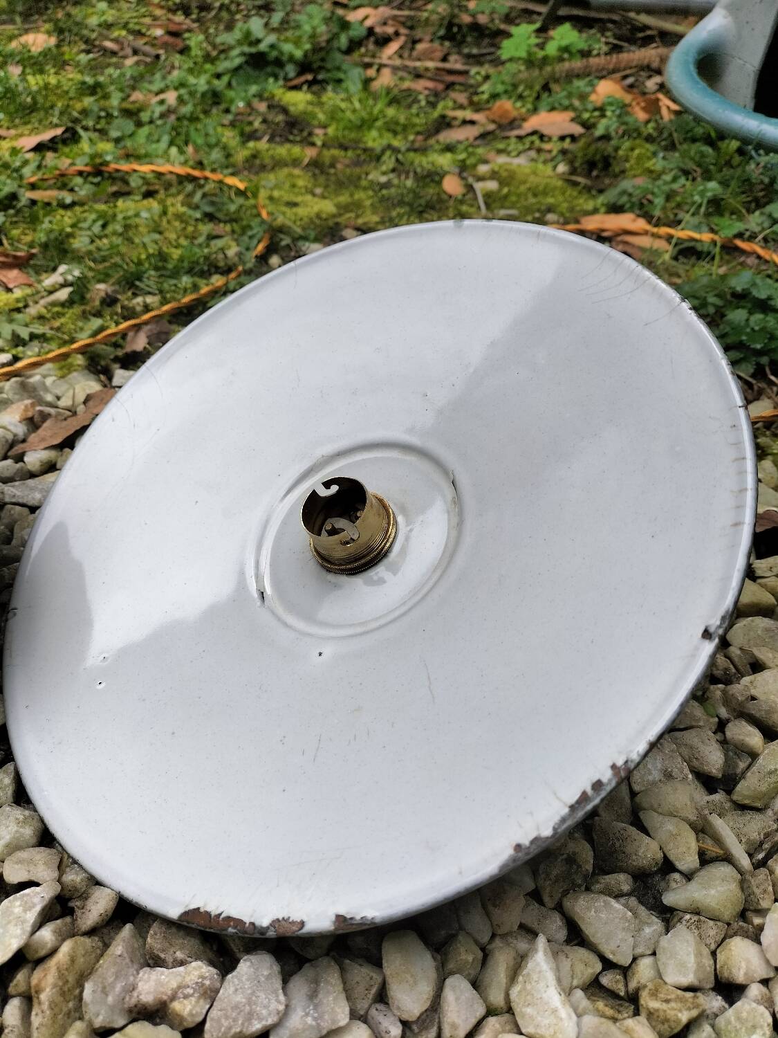 3 enamelled sheet metal suspensions