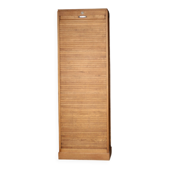 Large oak roller shutter filing cabinet in very good condition. 1940s/1950s.