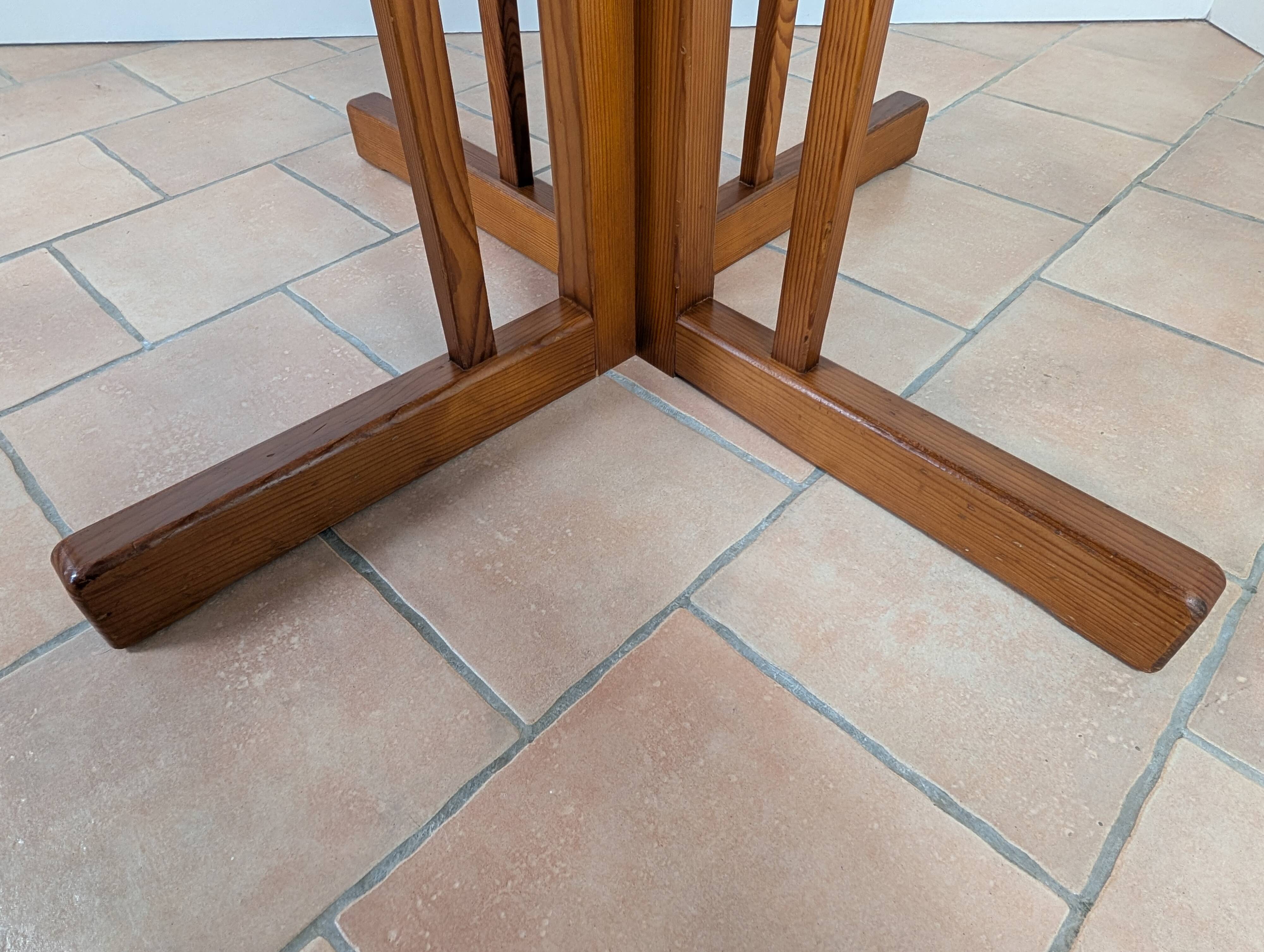 Extendable round table