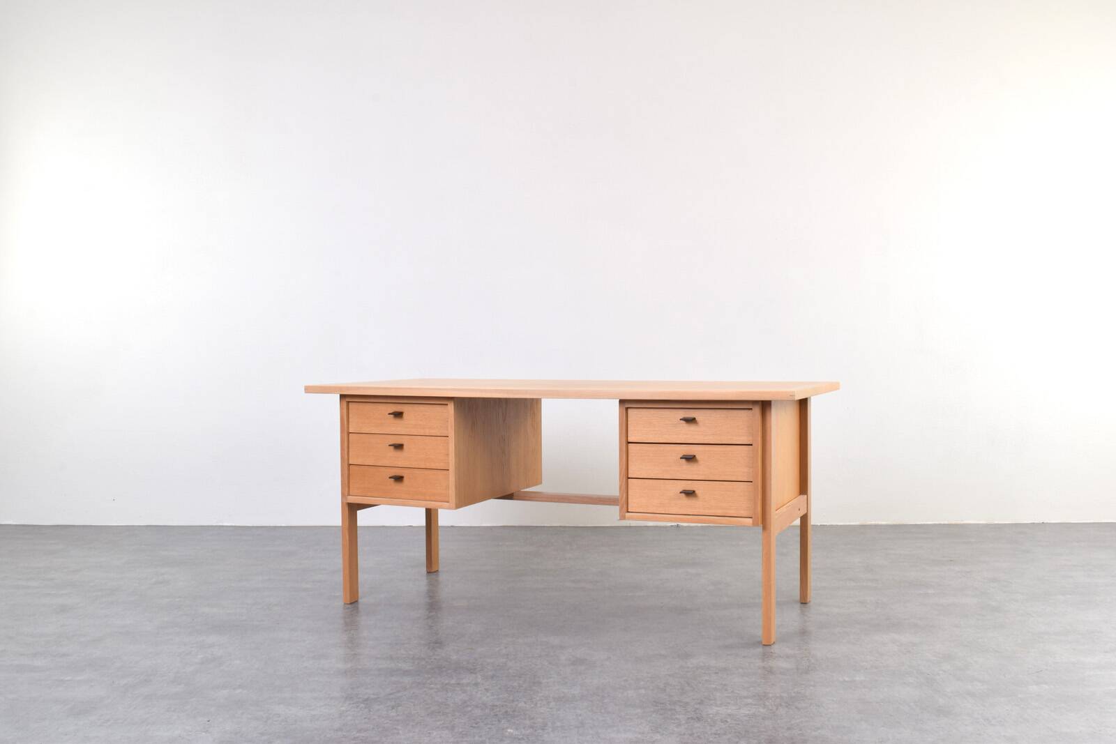Mid-Century Oak Desk by Svend Åge Madsen for Sigurd Hansen, 1960s.