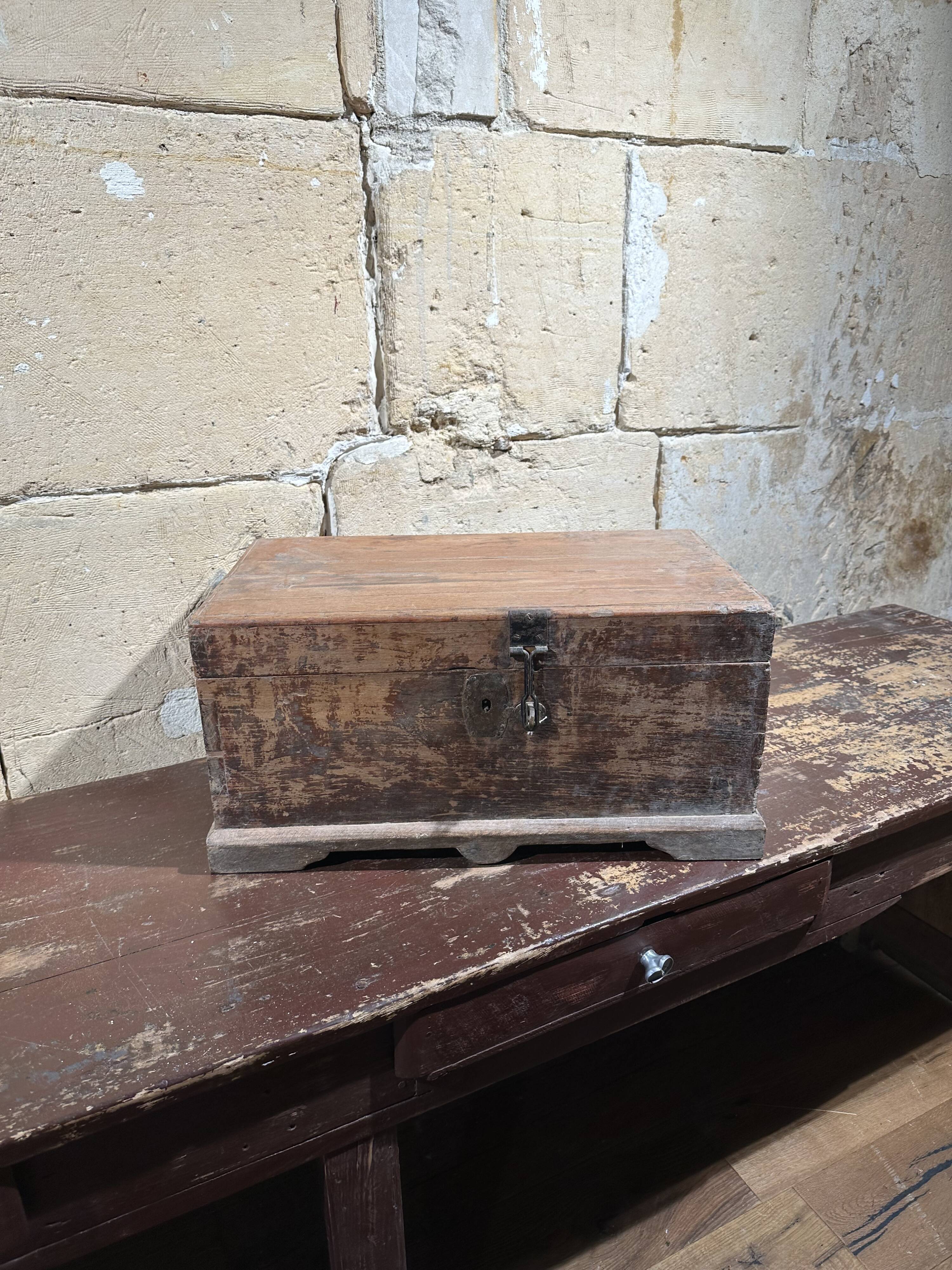 Small Indian chest with two levels and several compartments, unique piece