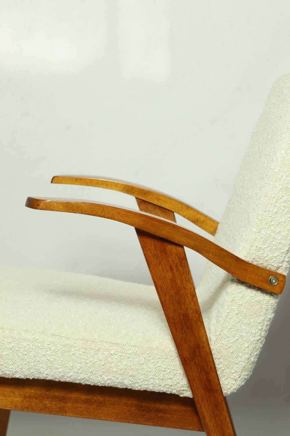 Fauteuil vintage blanc perle bouclé bois naturel 1970 restauré design scandinave