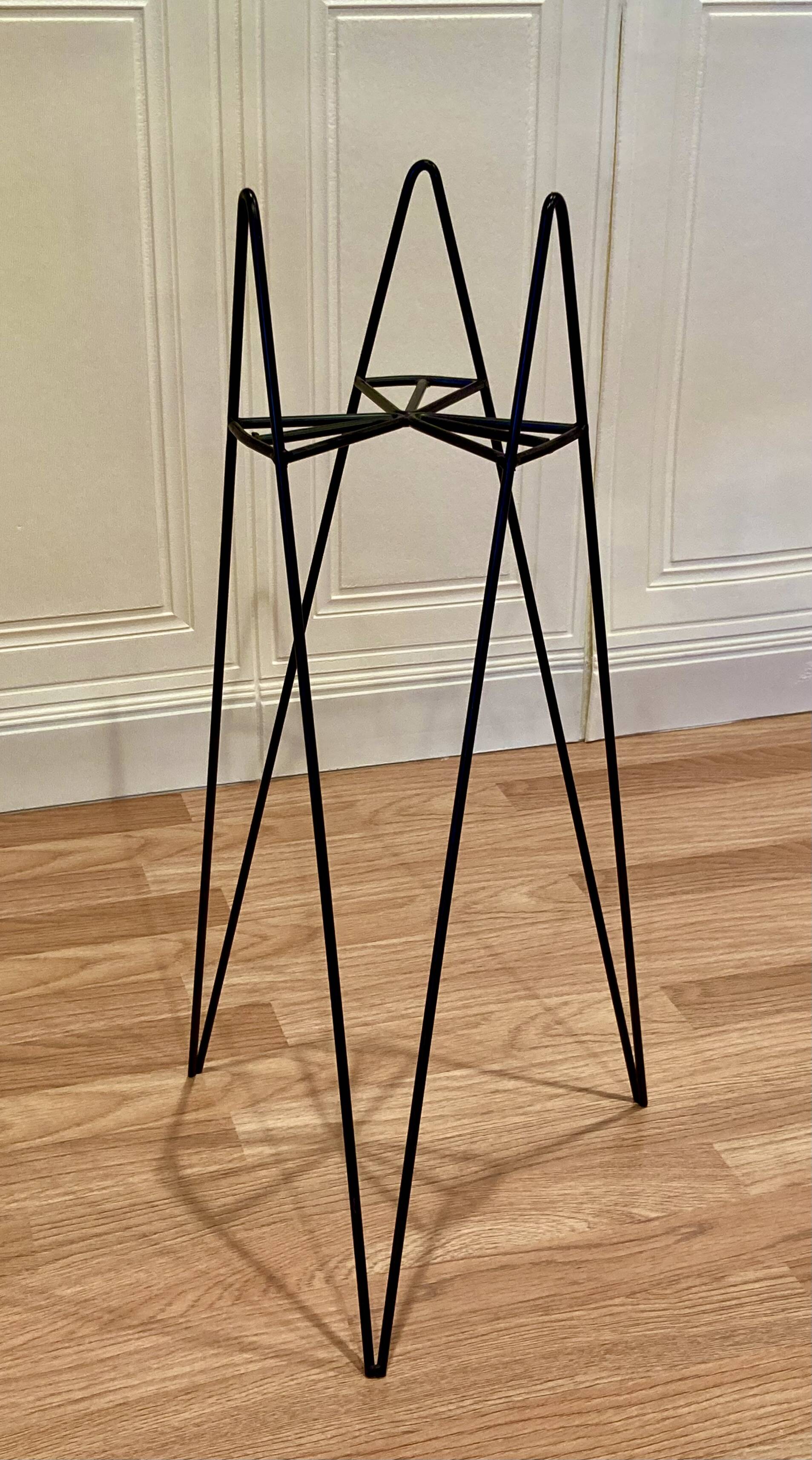 Pair of 1950s design side tables or nesting tables.