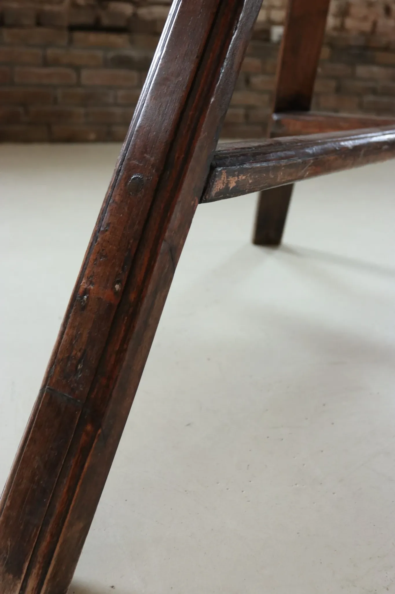 Large round pine three-legged table – cricket table, Ø 110 cm