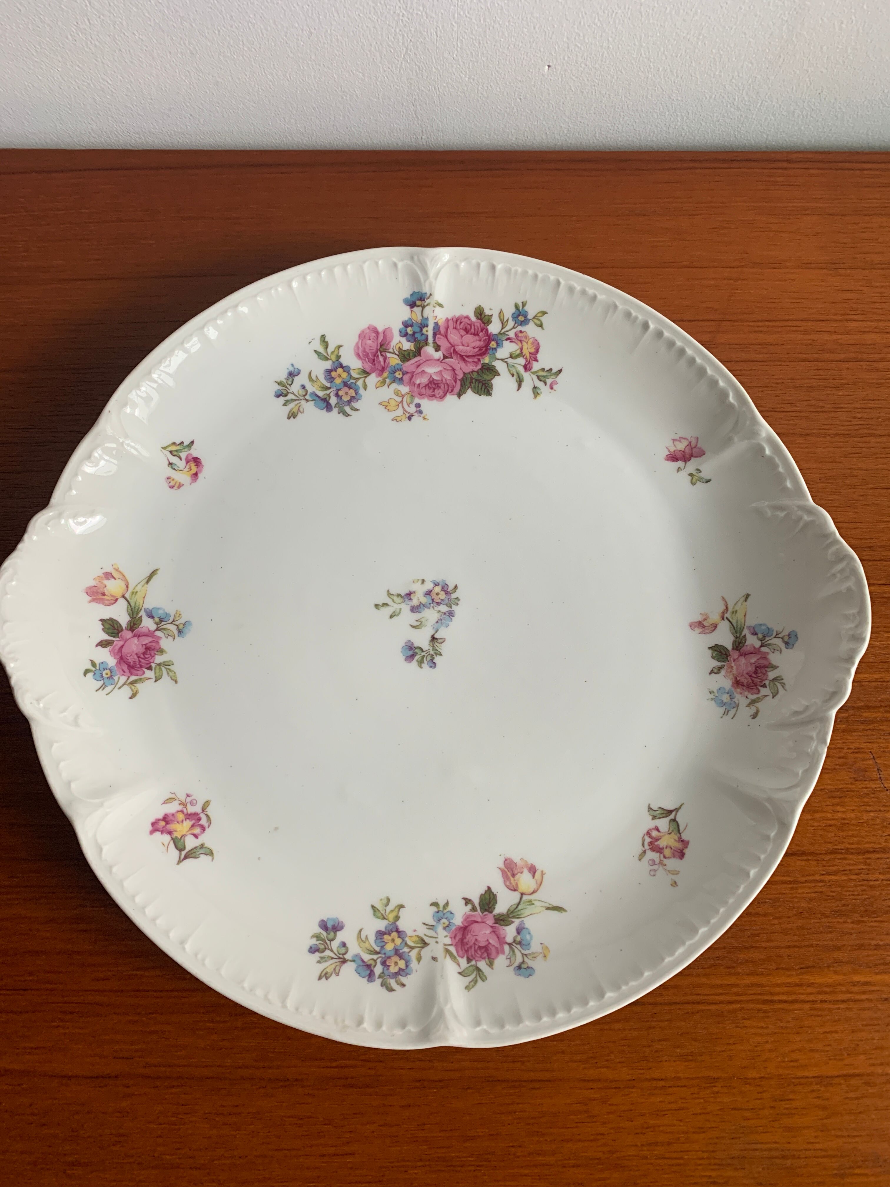 Porcelain cake dish