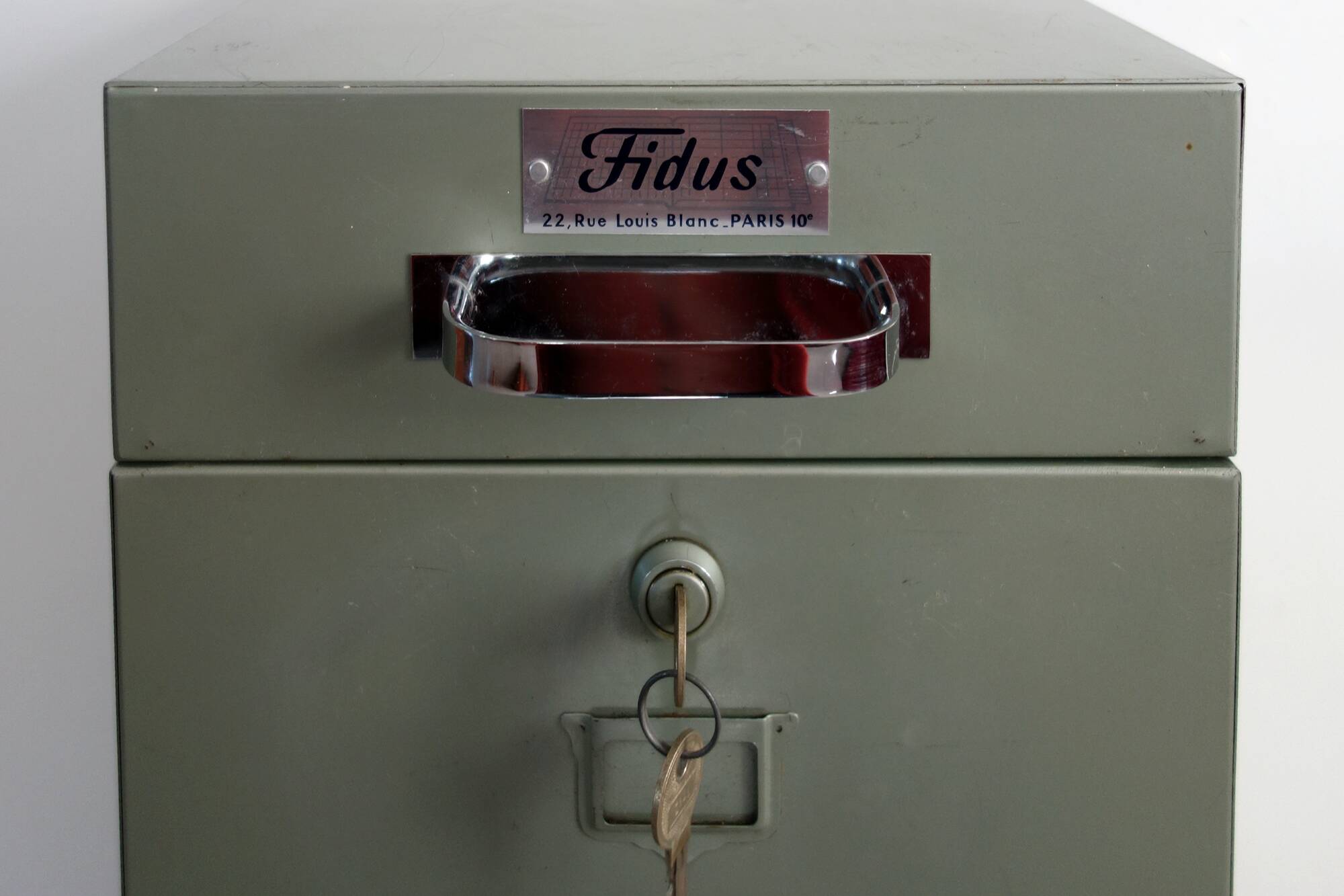 Industrial metal filing cabinet on casters Fidus
