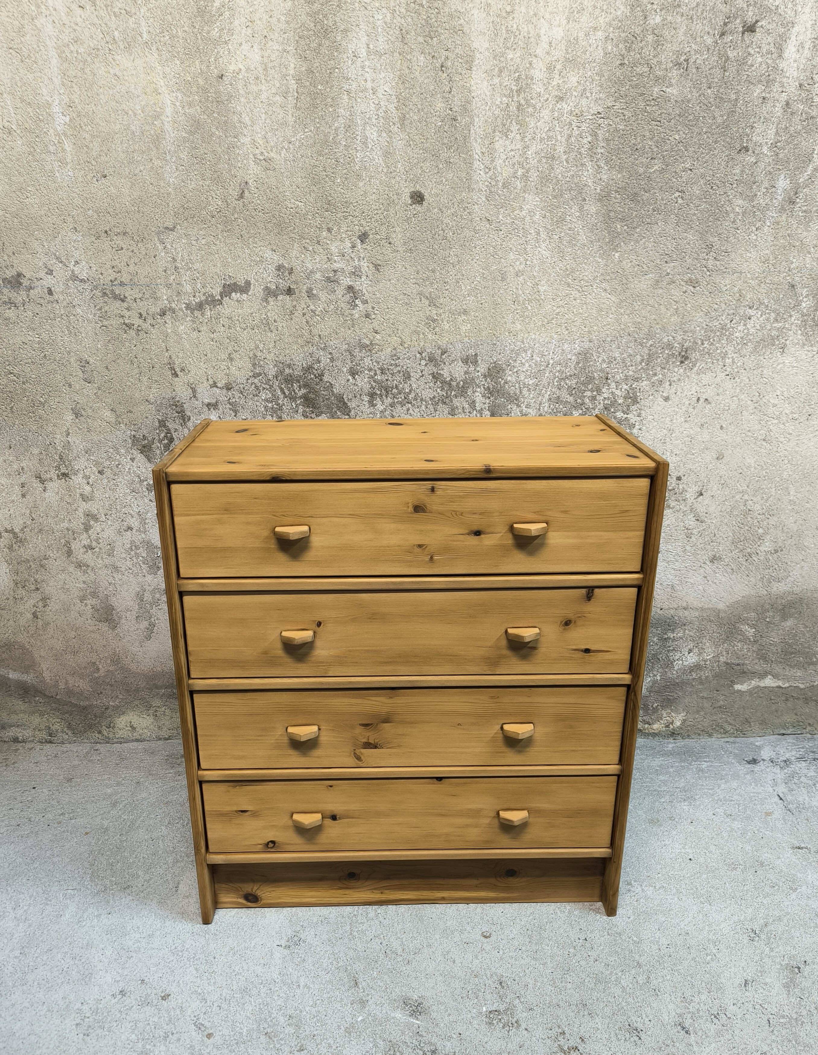 Vintage pine chest of drawers.
