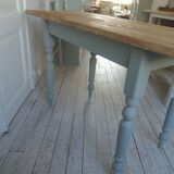 Table de ferme vintage piètement et ceinture réenchantés en vert de gris, plateau bois.