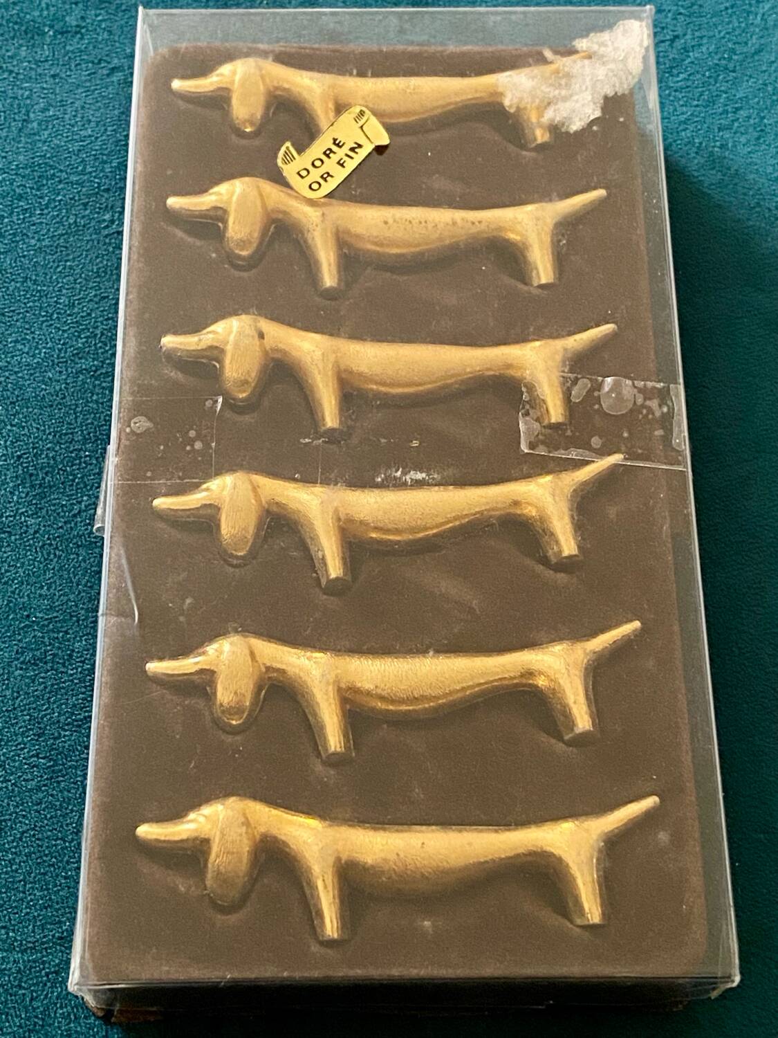 6 dog-shaped knife holders in fine gold-plated metal