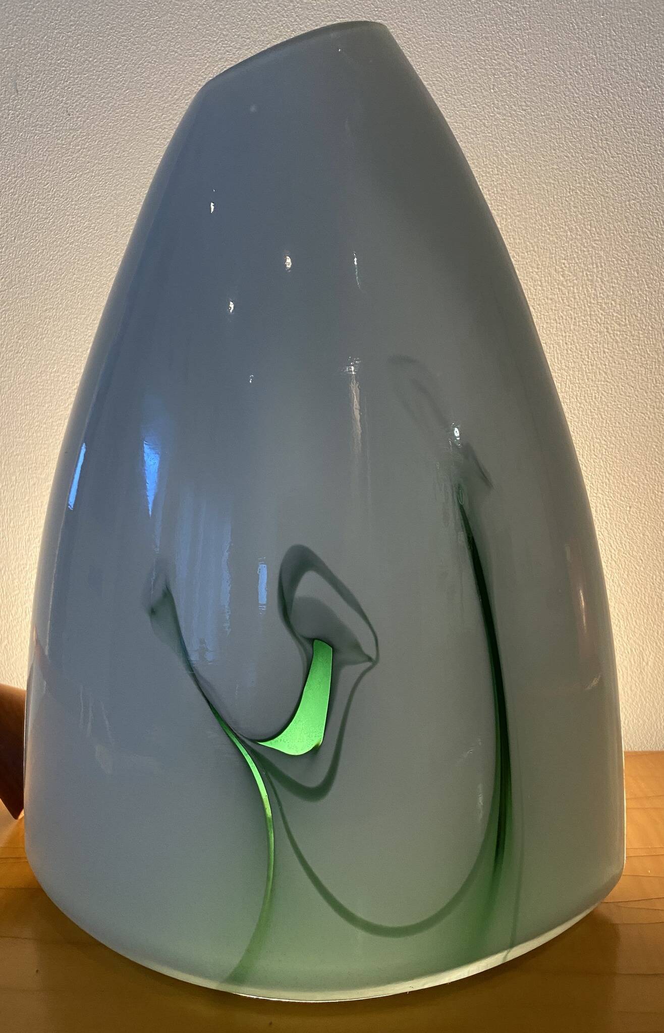 Vase en verre blanc et vert de la collection Hom de Pomax