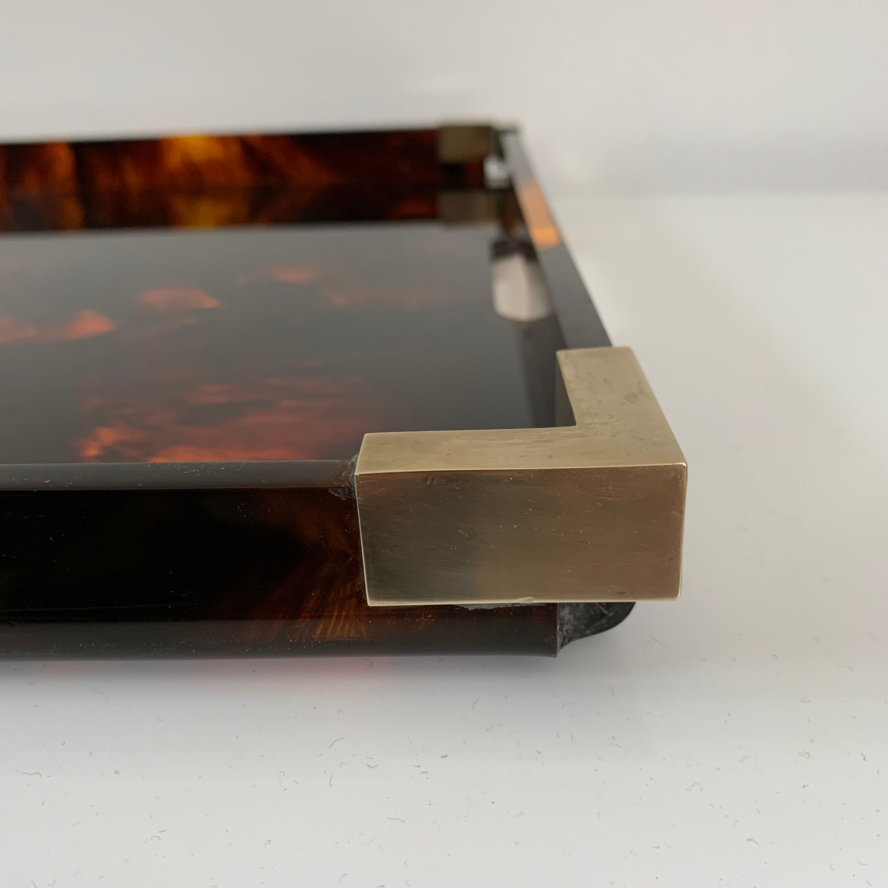 Plateau de service laiton et lucite facon ecaille de tortue