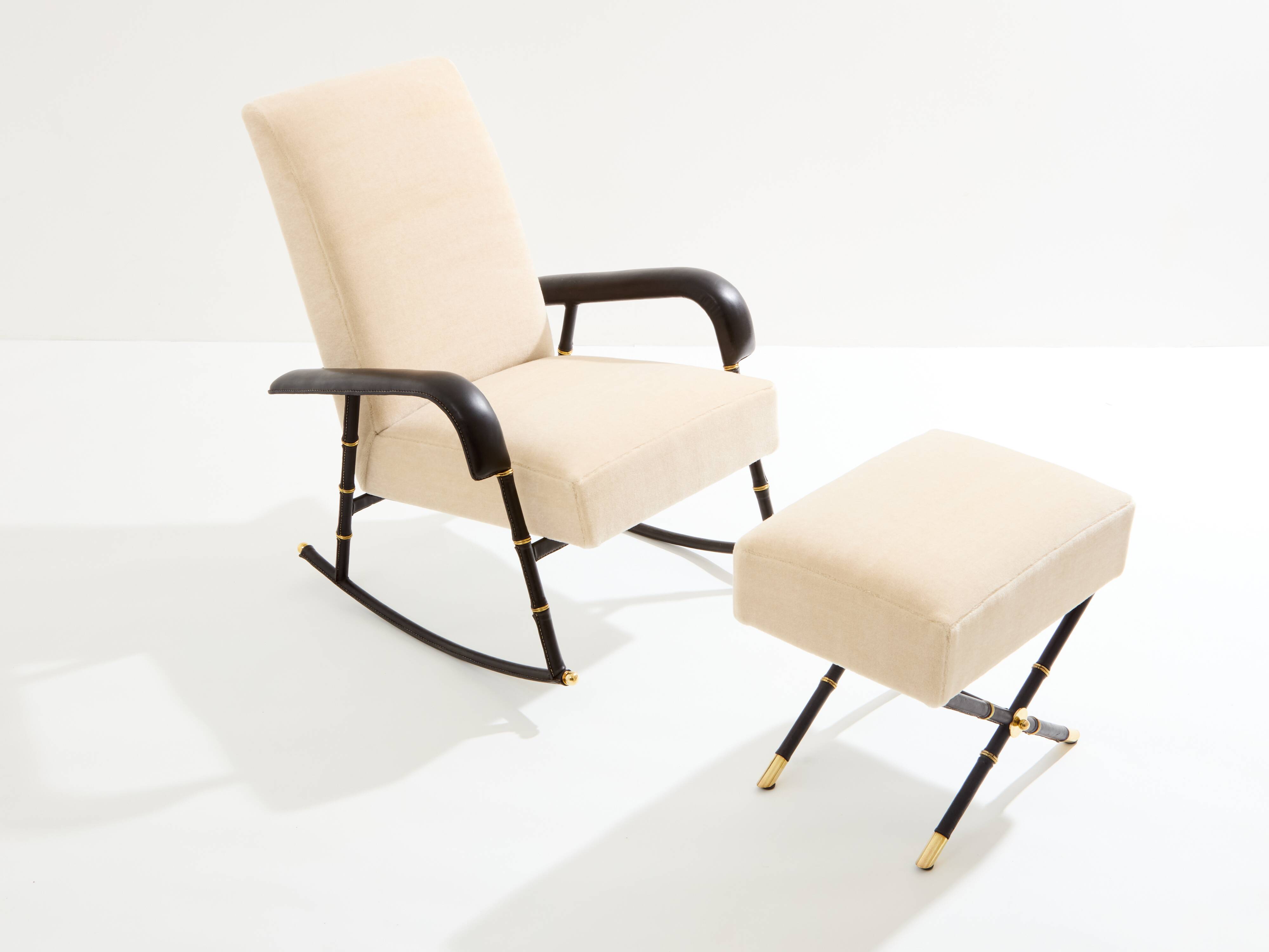 Jacques Adnet Fauteuil à bascule et ottoman cuir et velours de mohair 1950