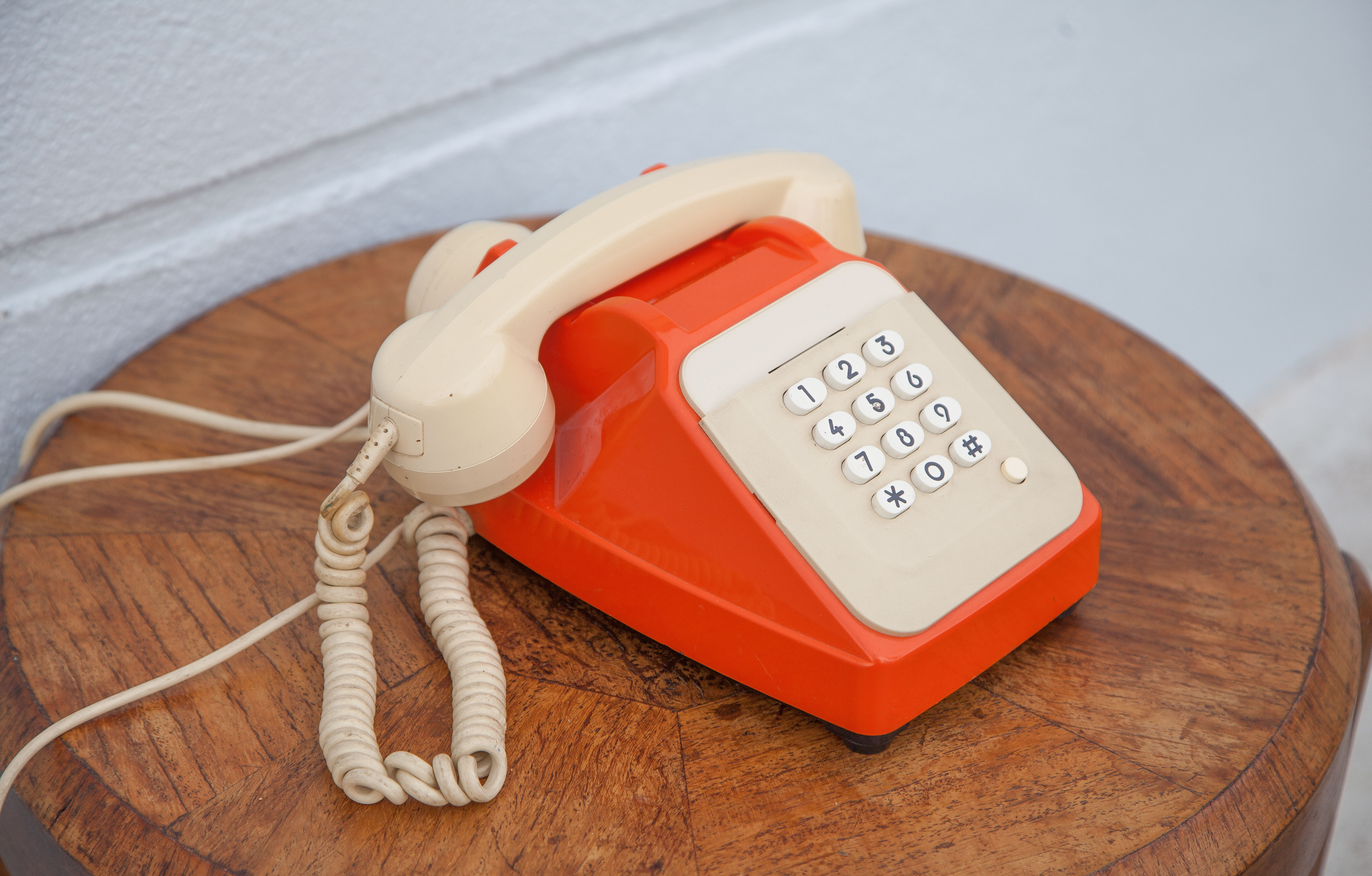Téléphone orange et beige vintage, téléphone à touches, appareil téléphonique, rétro
