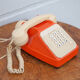 Téléphone orange et beige vintage, téléphone à touches, appareil téléphonique, rétro