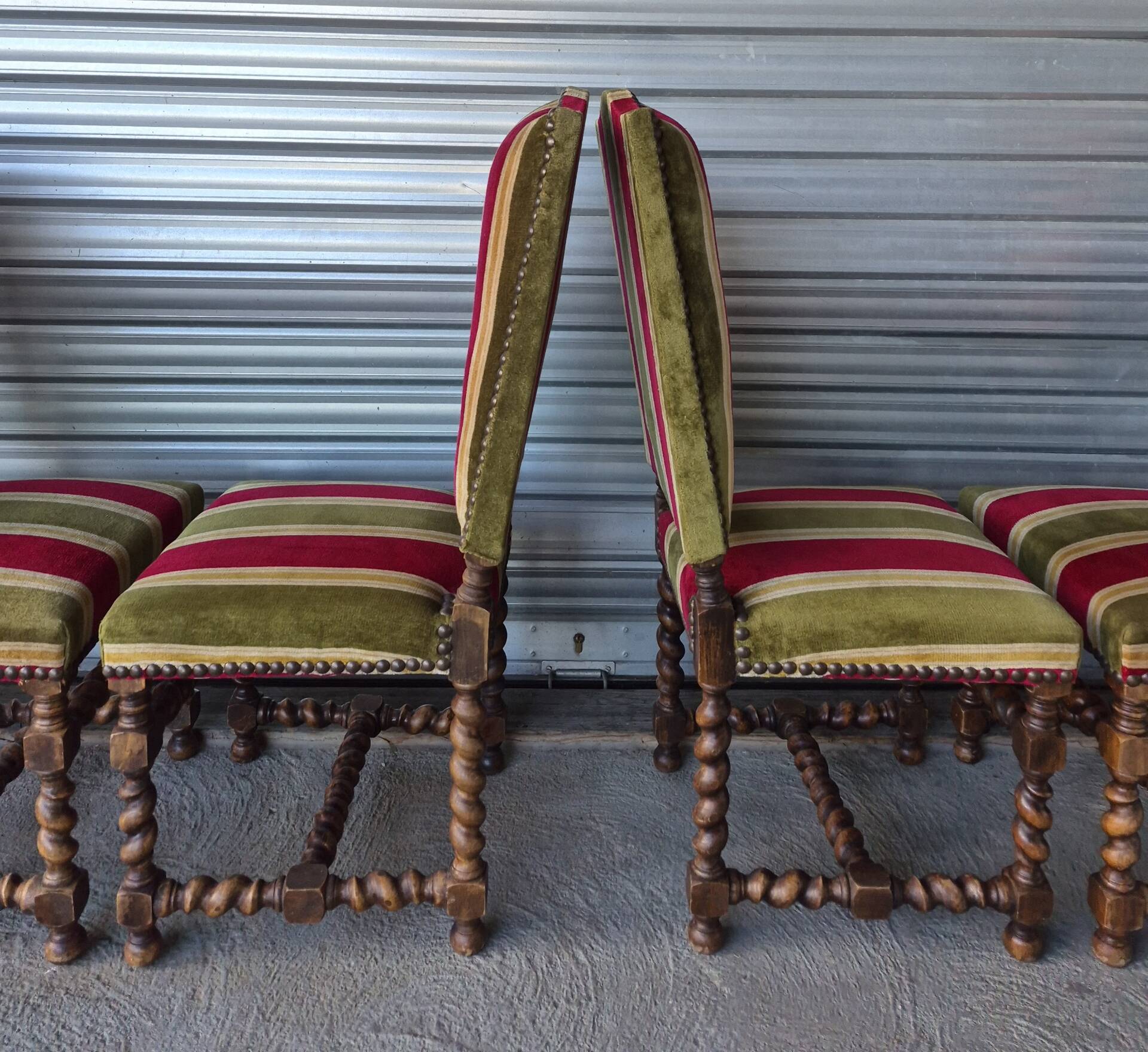 Set of 6 Louis XIII style chairs in turned wood and velvet.