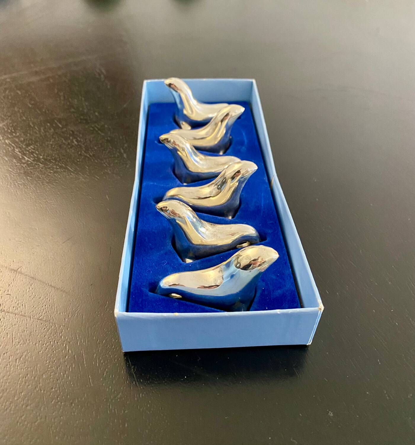 6 dolphin-shaped knife holders in silver-colored metal