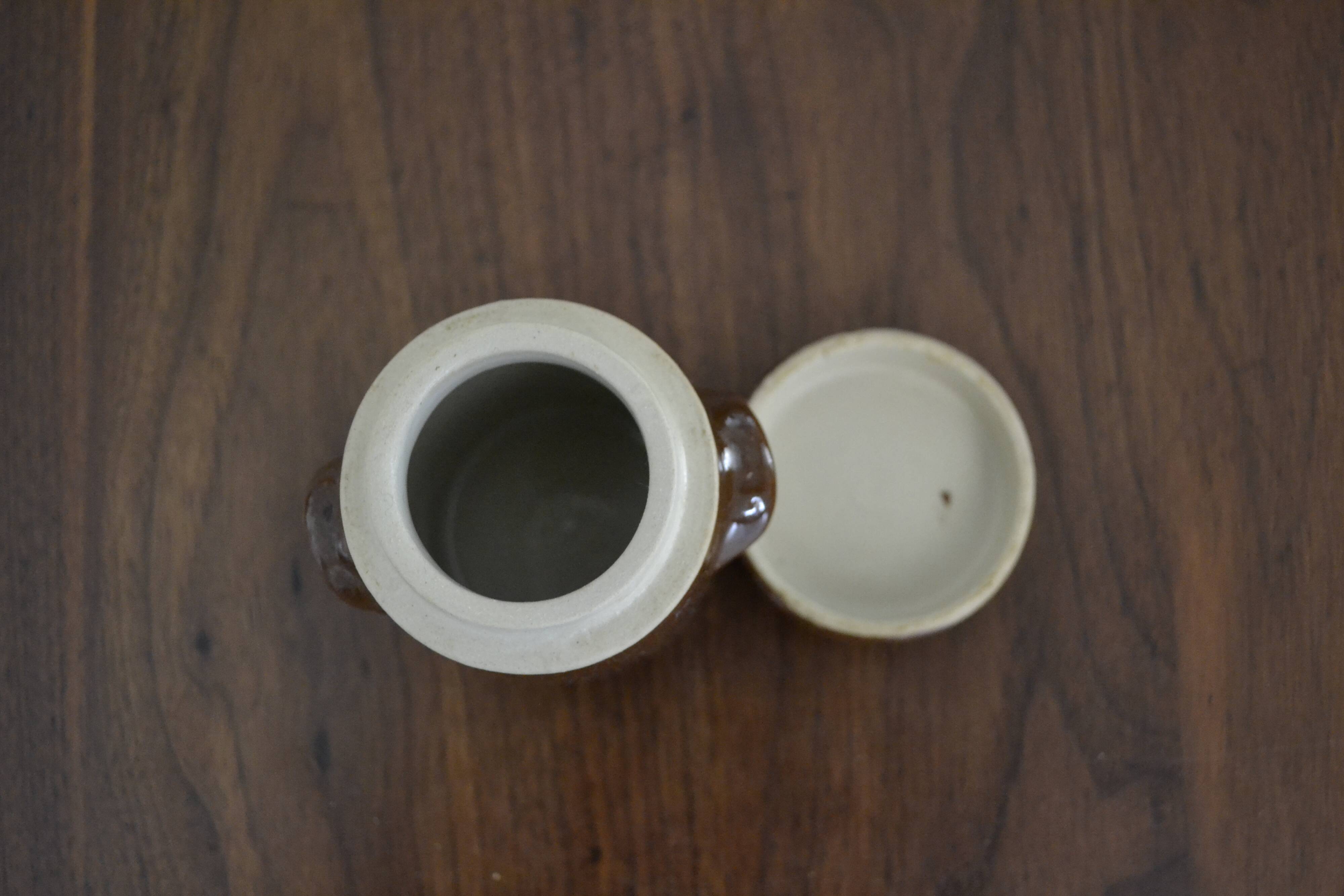 Stoneware pot with lid