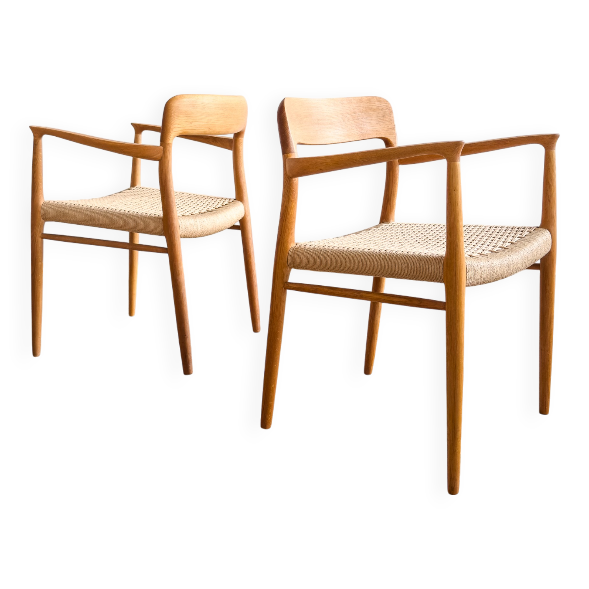 Paire de chaises de salle à manger modèle 56 par Niels O. Møller en chêne