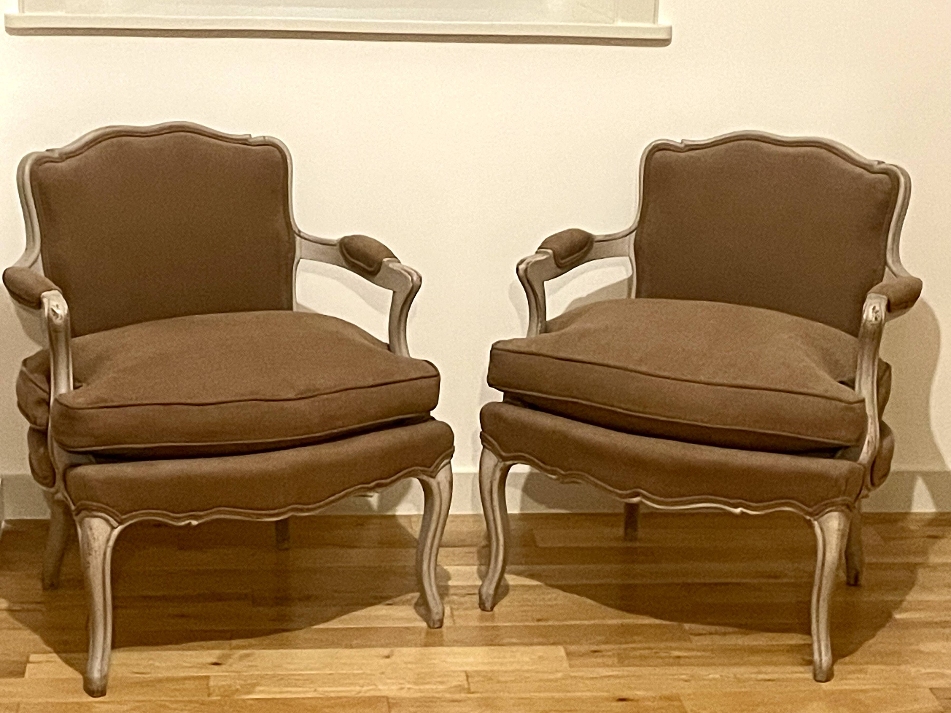 Paire de fauteuils de style Louis XV