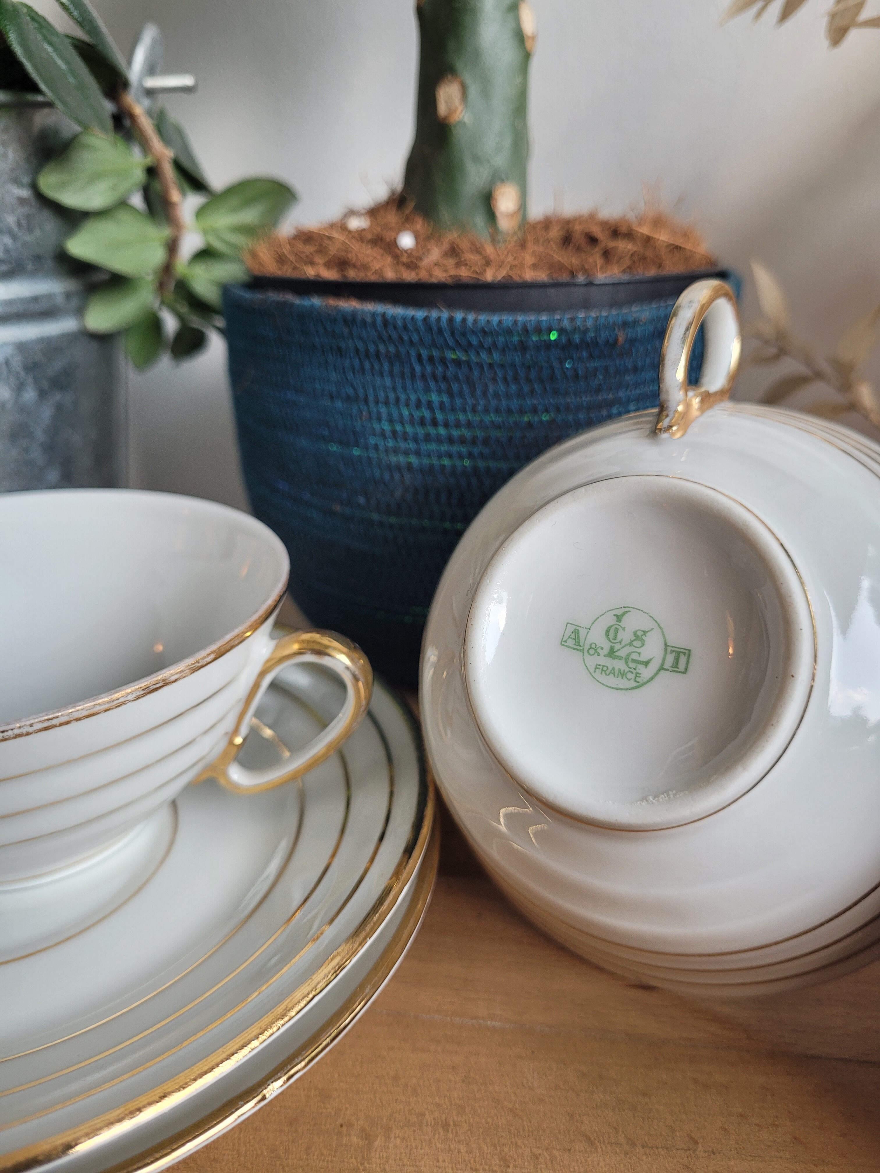 Set of 2 porcelain cups with saucers