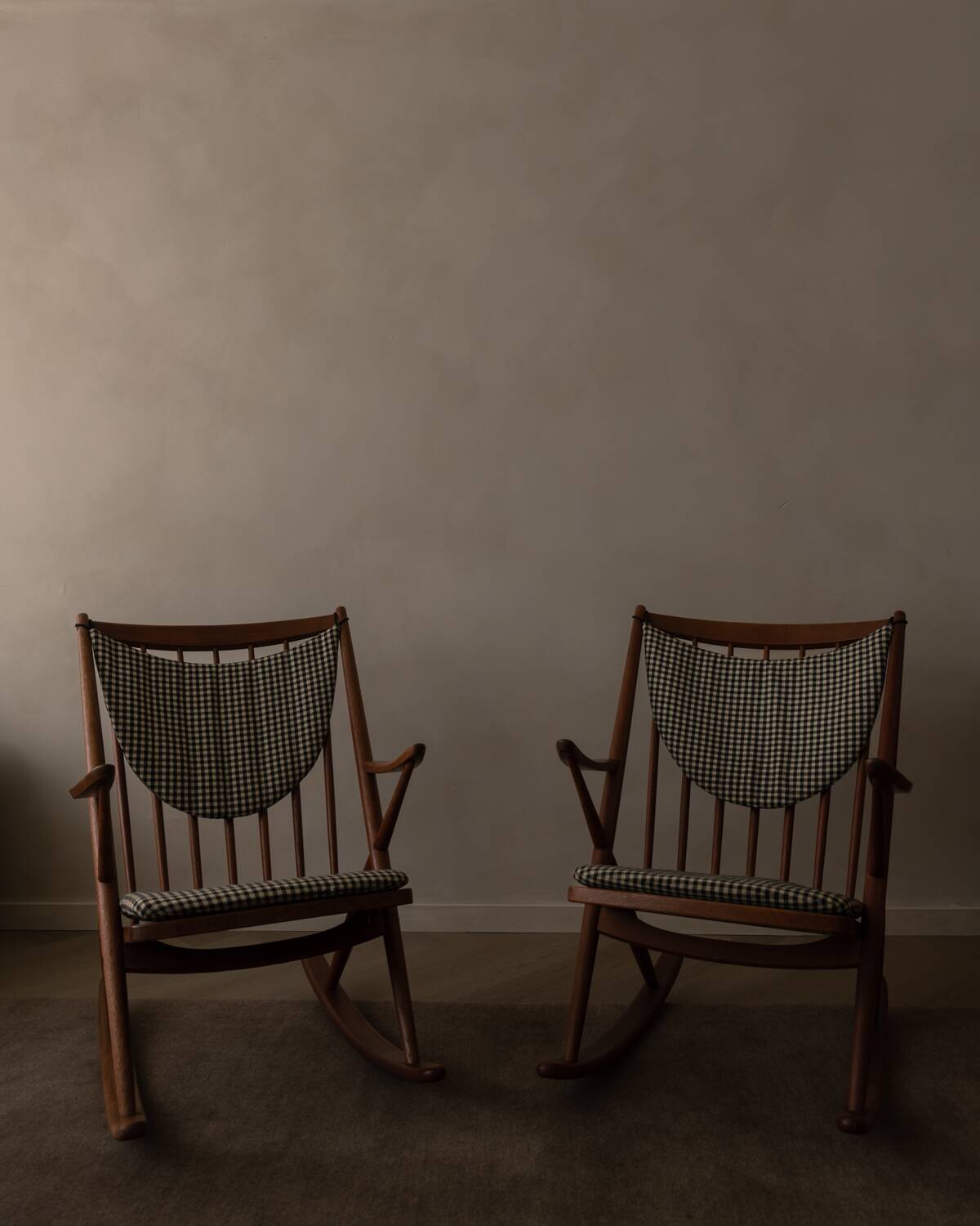 Ensemble de 2 chaises berçantes en teck danois modèle 182 Frank Reenskaug années 1950.