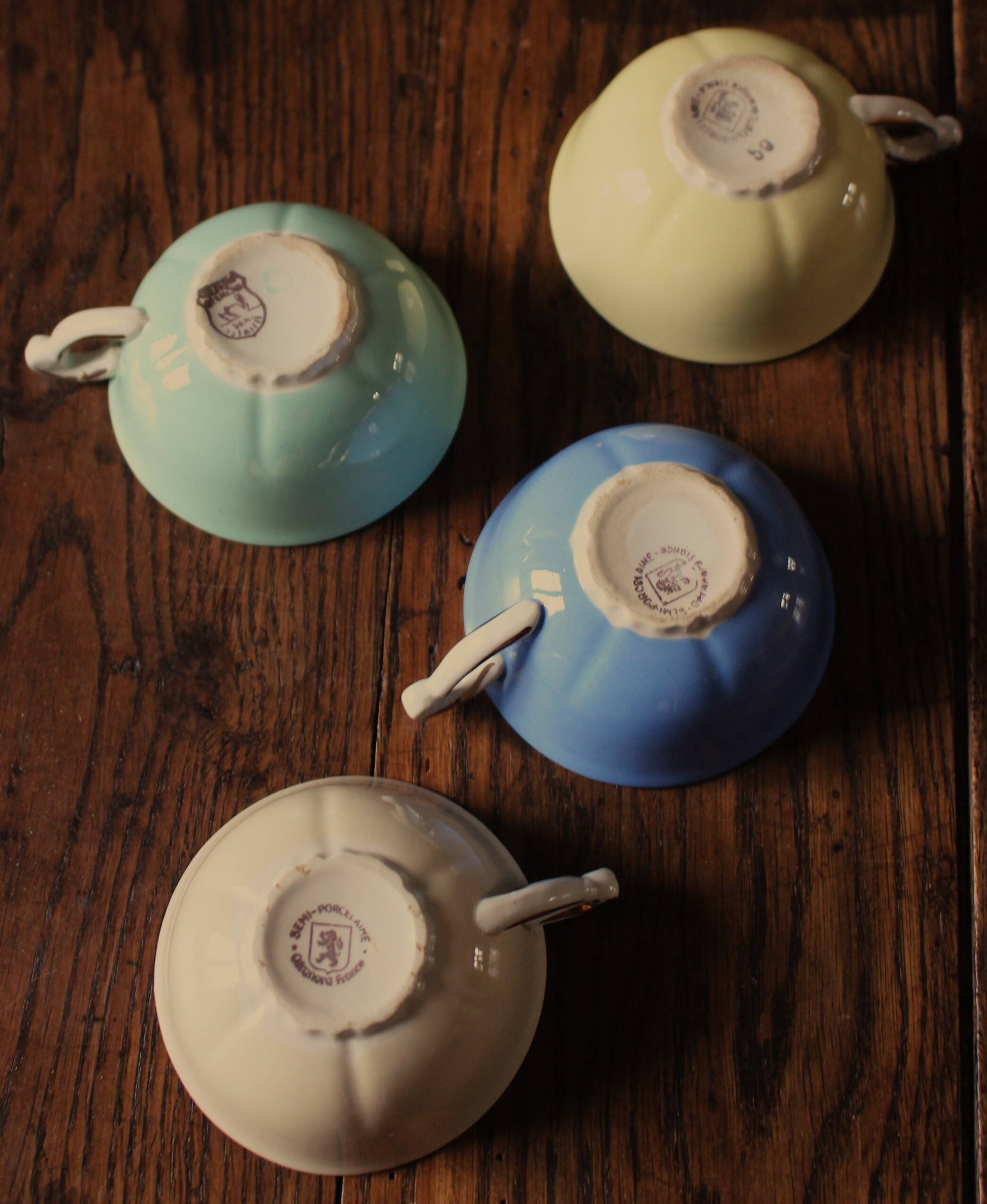 4 Céranord colored and gilded coffee cups