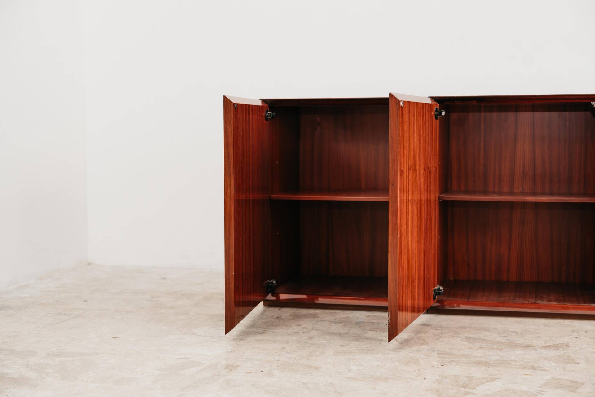 Enfilade en palissandre monumental en bois zèbre laqué de style mid-century.
