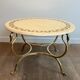 Table basse ronde Maison Jansen de style néoclassique en laiton à cols et pattes de cygnes et plateau de marbre incrusté de laiton