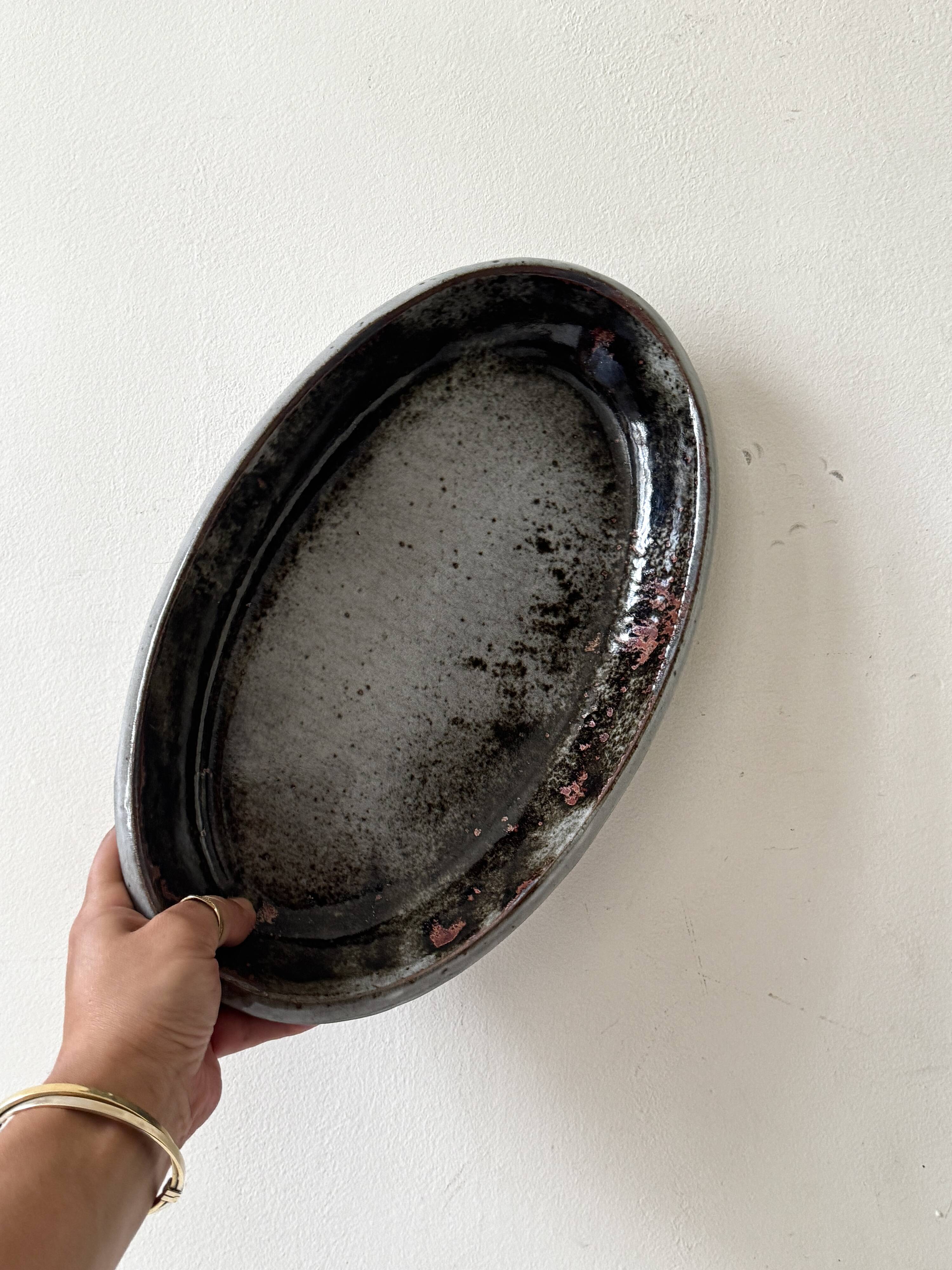 Large glazed stoneware dish from Loir, enamelled & signed, Chantal & Thierry Robert 1970.