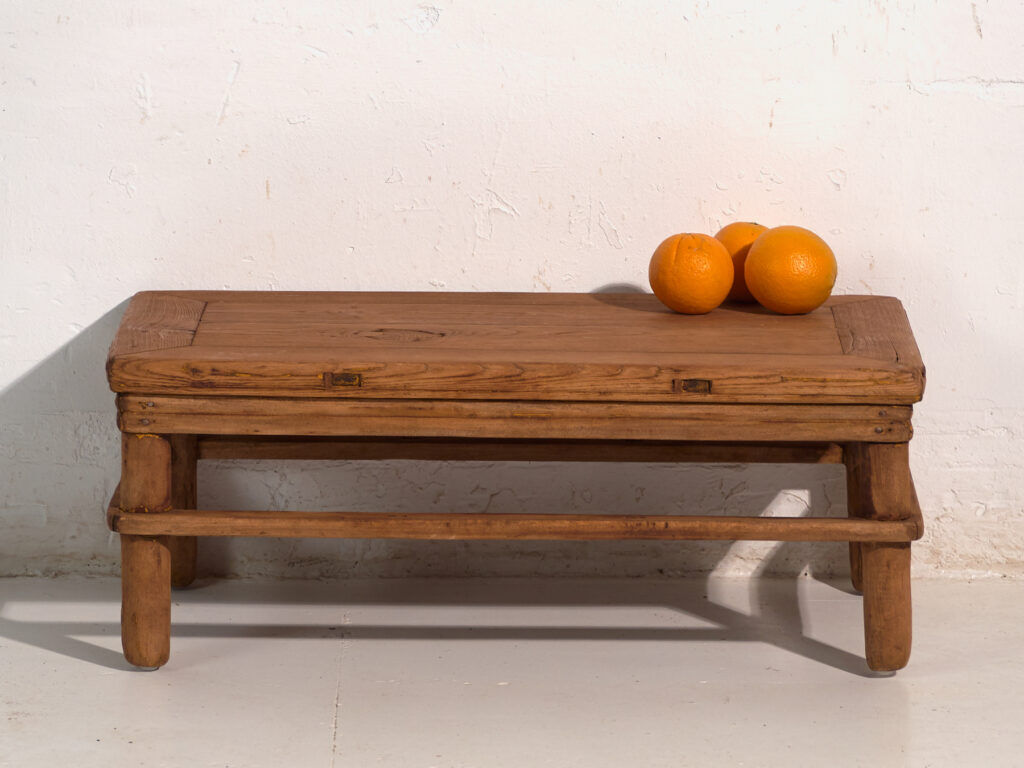 Table basse ancienne en bois de pin – Chine, vers 1890