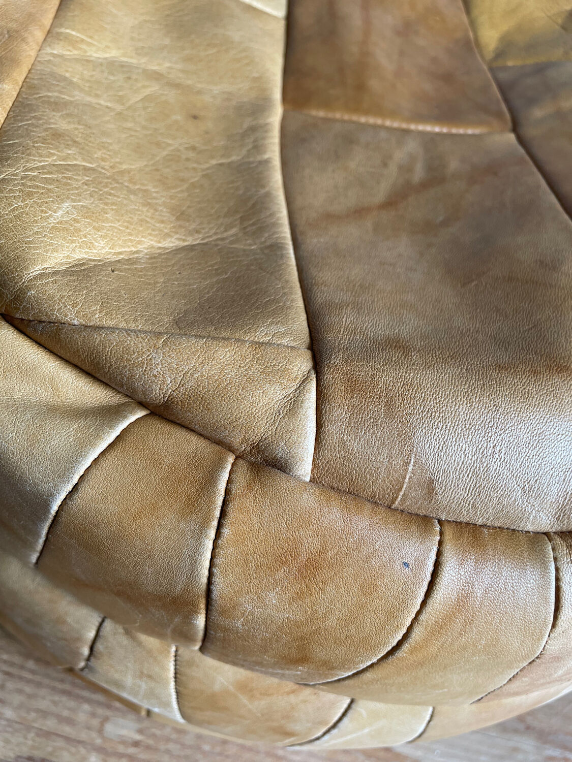 Set of 2 patchwork leather poufs brown camel De Sède