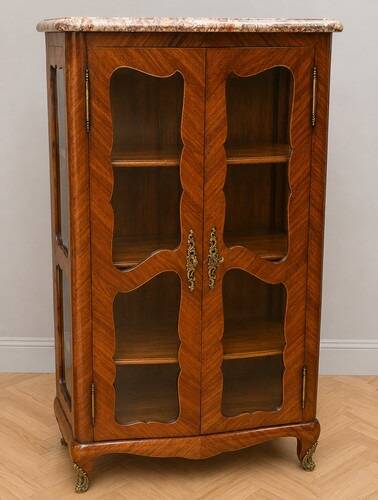 Vitrine d’époque Louis XV en bois de rose marqueté
