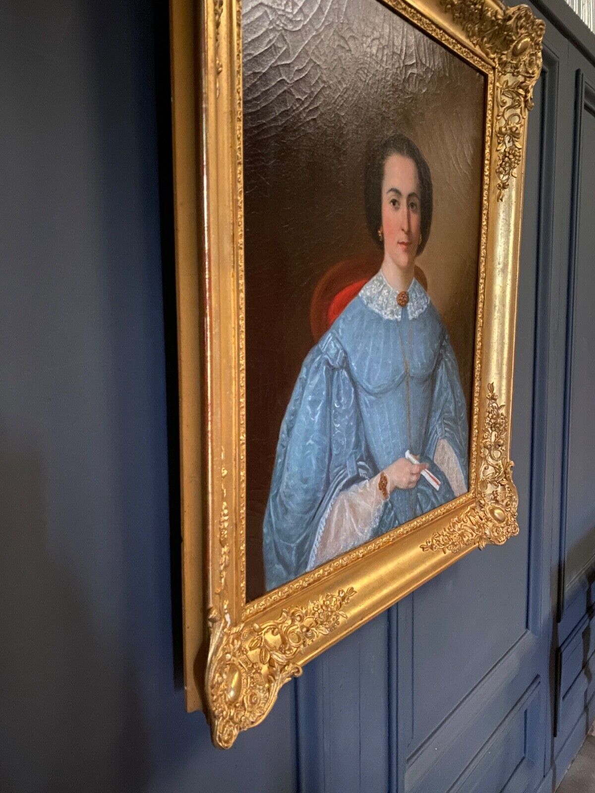 Huile sur toile Portrait de femme en robe bleue et éventail Milieu XIXe