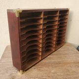 Compartmented wooden shelf