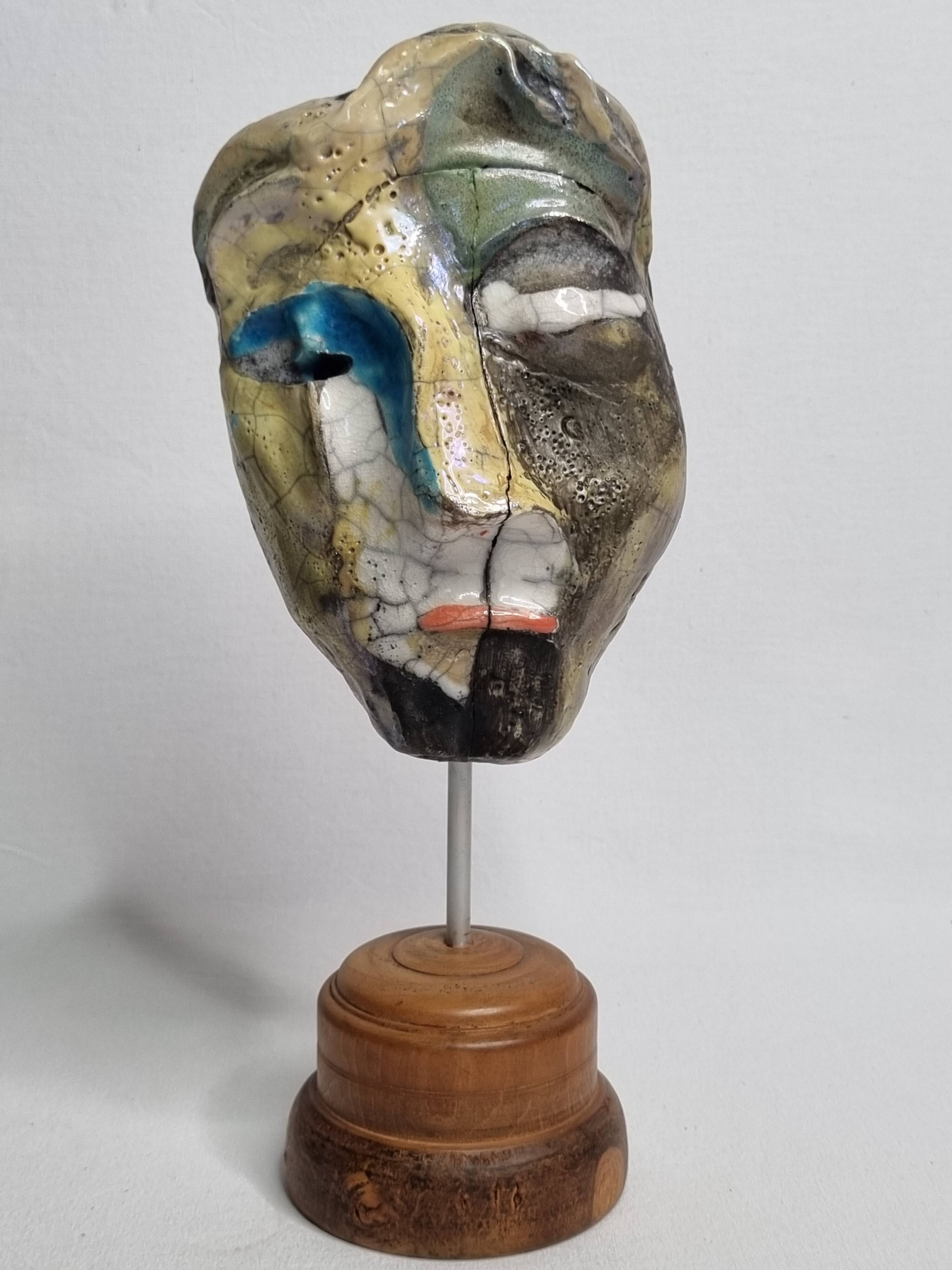 Sculpture contemporaine, masque en céramique raku et socle en bois, signé