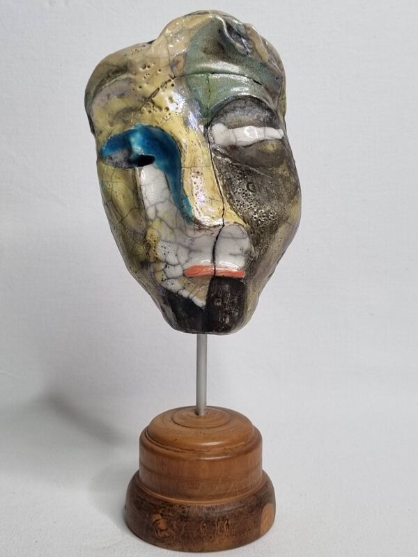Sculpture contemporaine, masque en céramique raku et socle en bois, signé