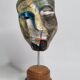 Sculpture contemporaine, masque en céramique raku et socle en bois, signé
