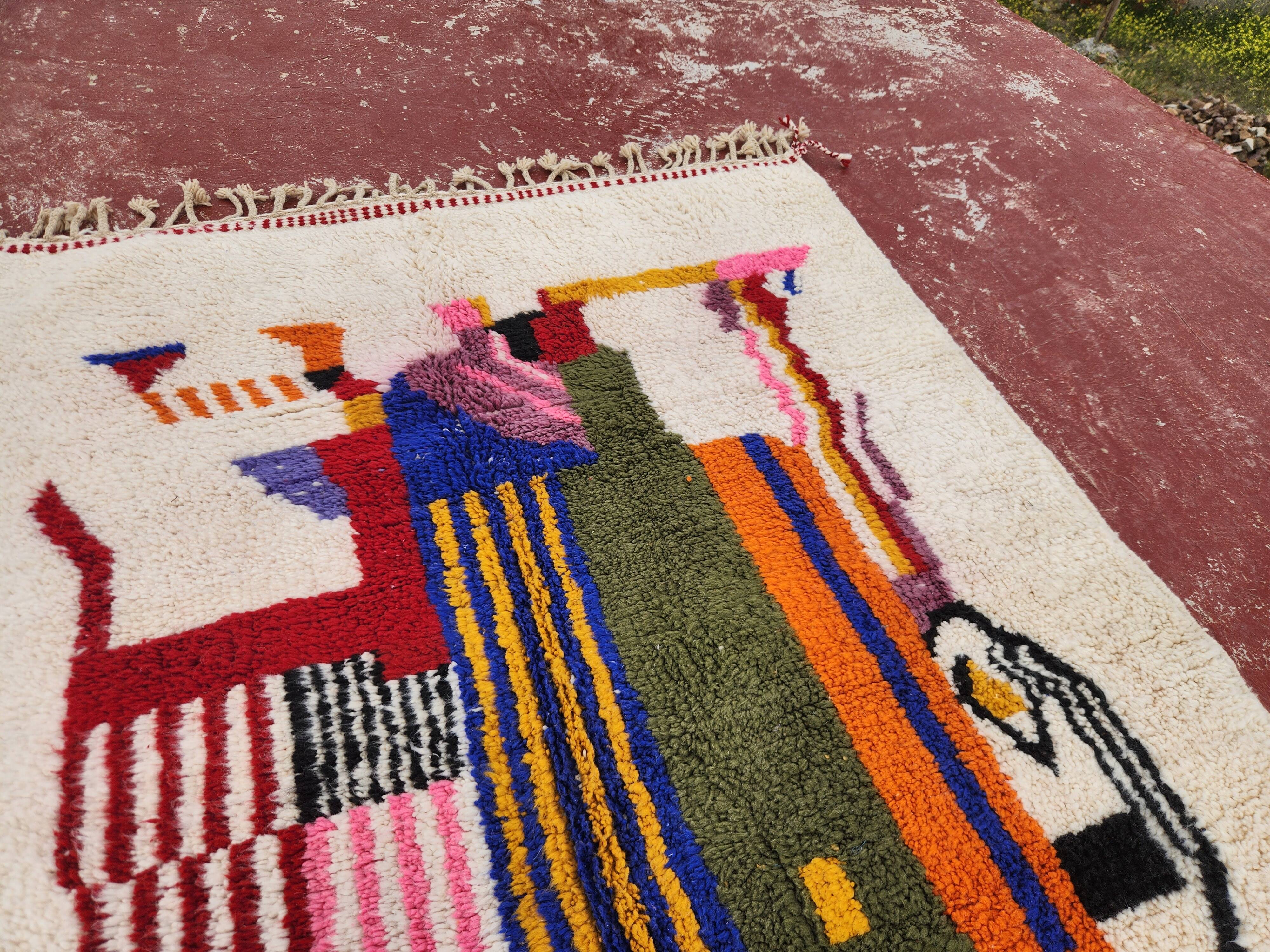 Tapis berbère artistique 243x156 cm – Laine écrue & motifs abstraits coloré