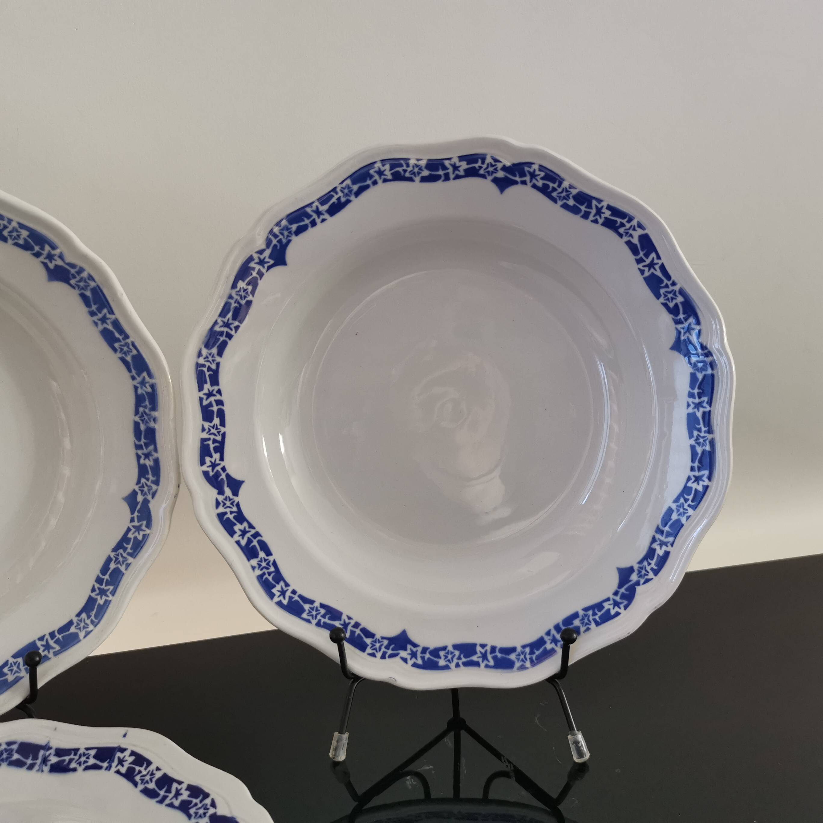 4 soup plates white background, blue decor l'Amandinoise 2586