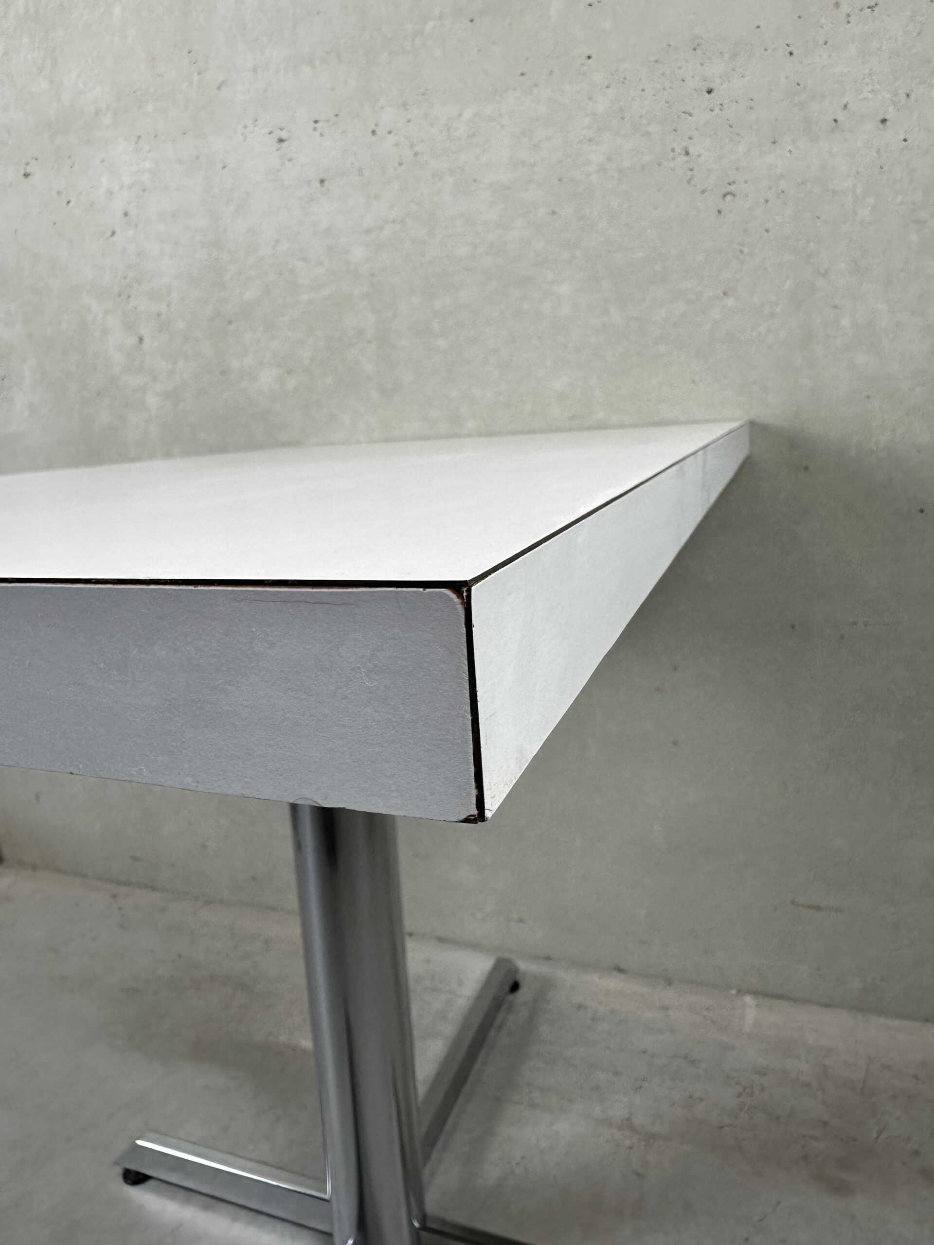 Table vintage en formica et chrome